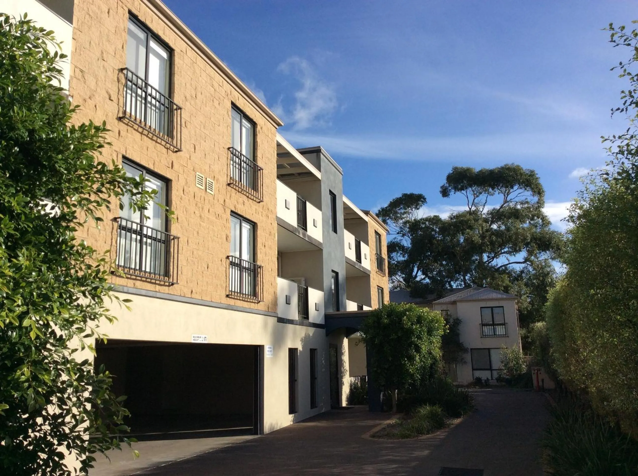Property building in Oceanic on Thompson Apartments