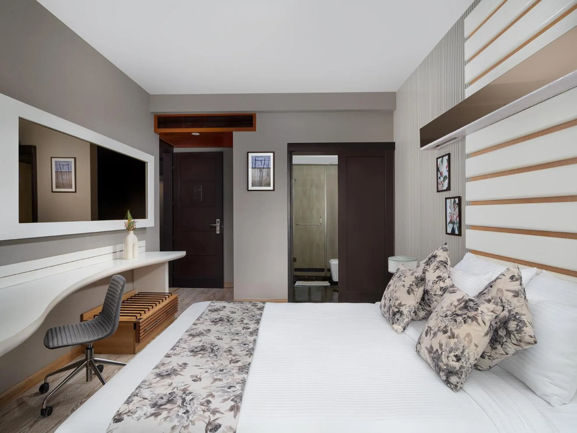 Photo of the whole room, Bed in The Atara Near Golf Course Road