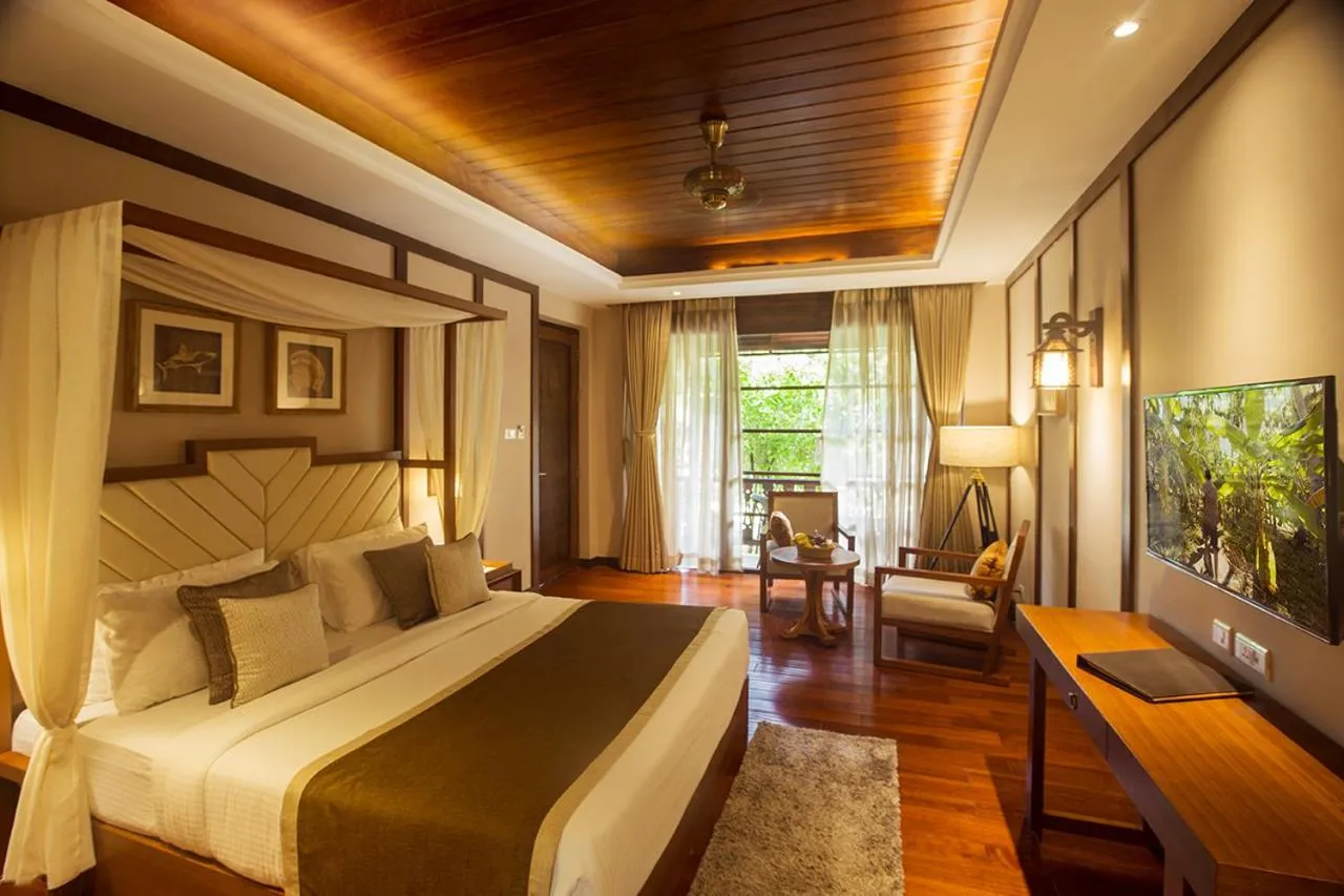 Bedroom, Bed in Sea Shell Neil