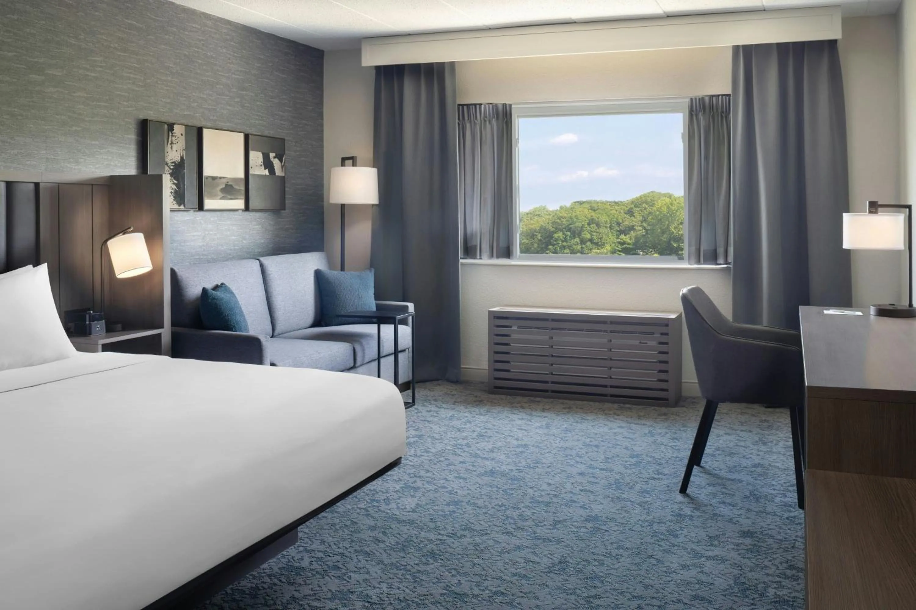 Photo of the whole room, Bed in Sheraton Framingham Hotel & Conference Center