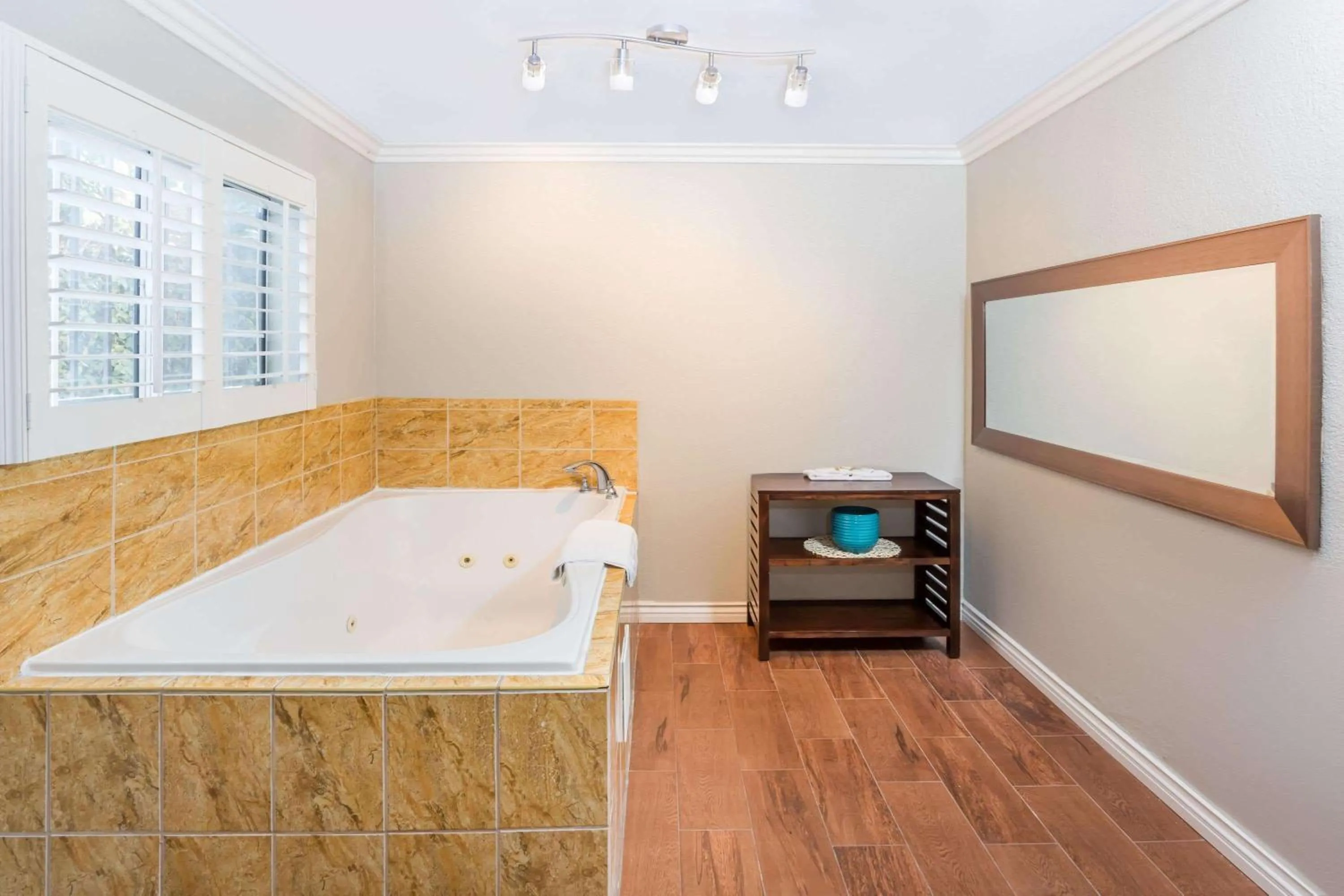 Bathroom in Casa Blanca Hotel - Orange