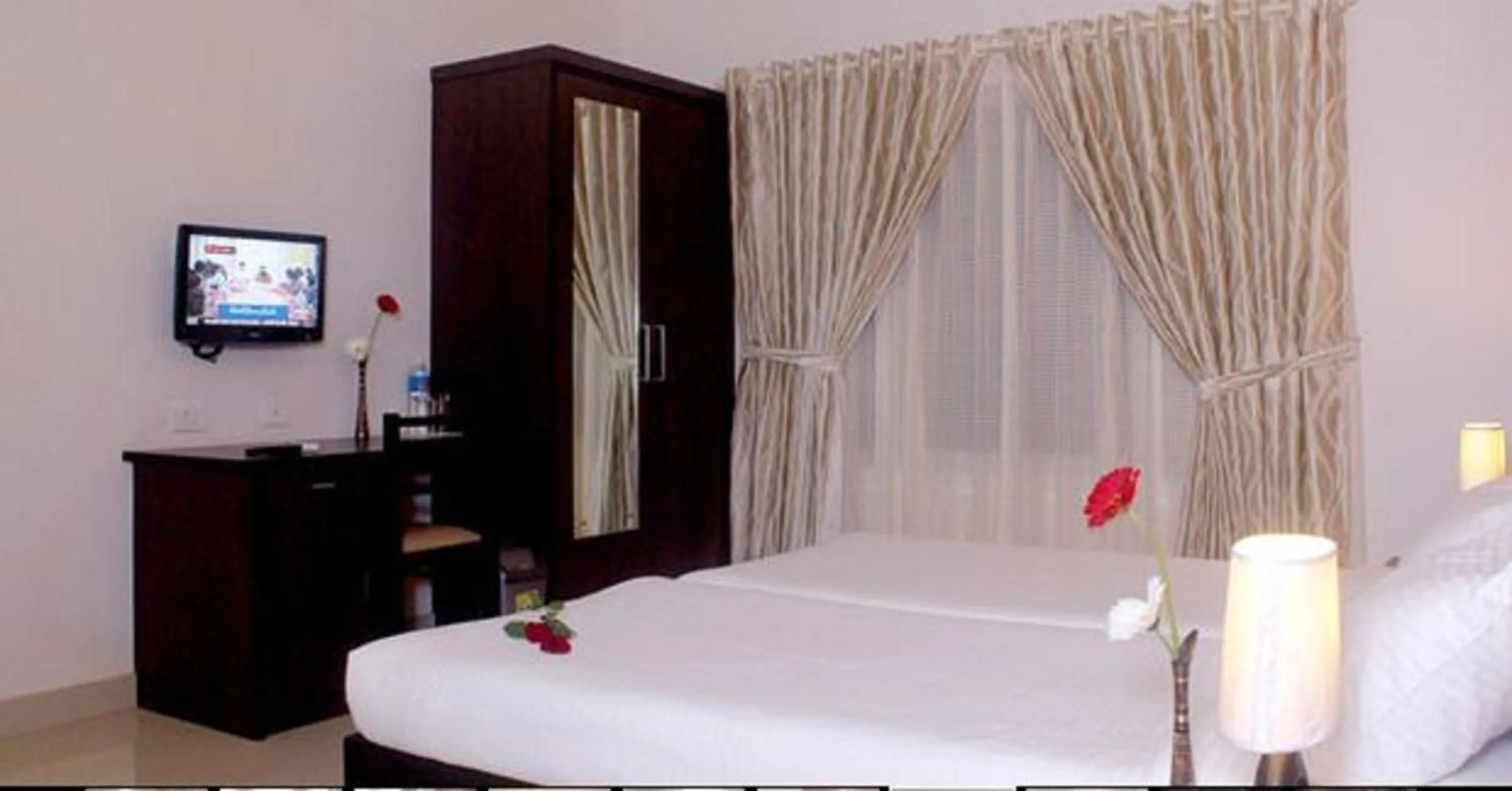 Photo of the whole room, Bed in Fort Abode