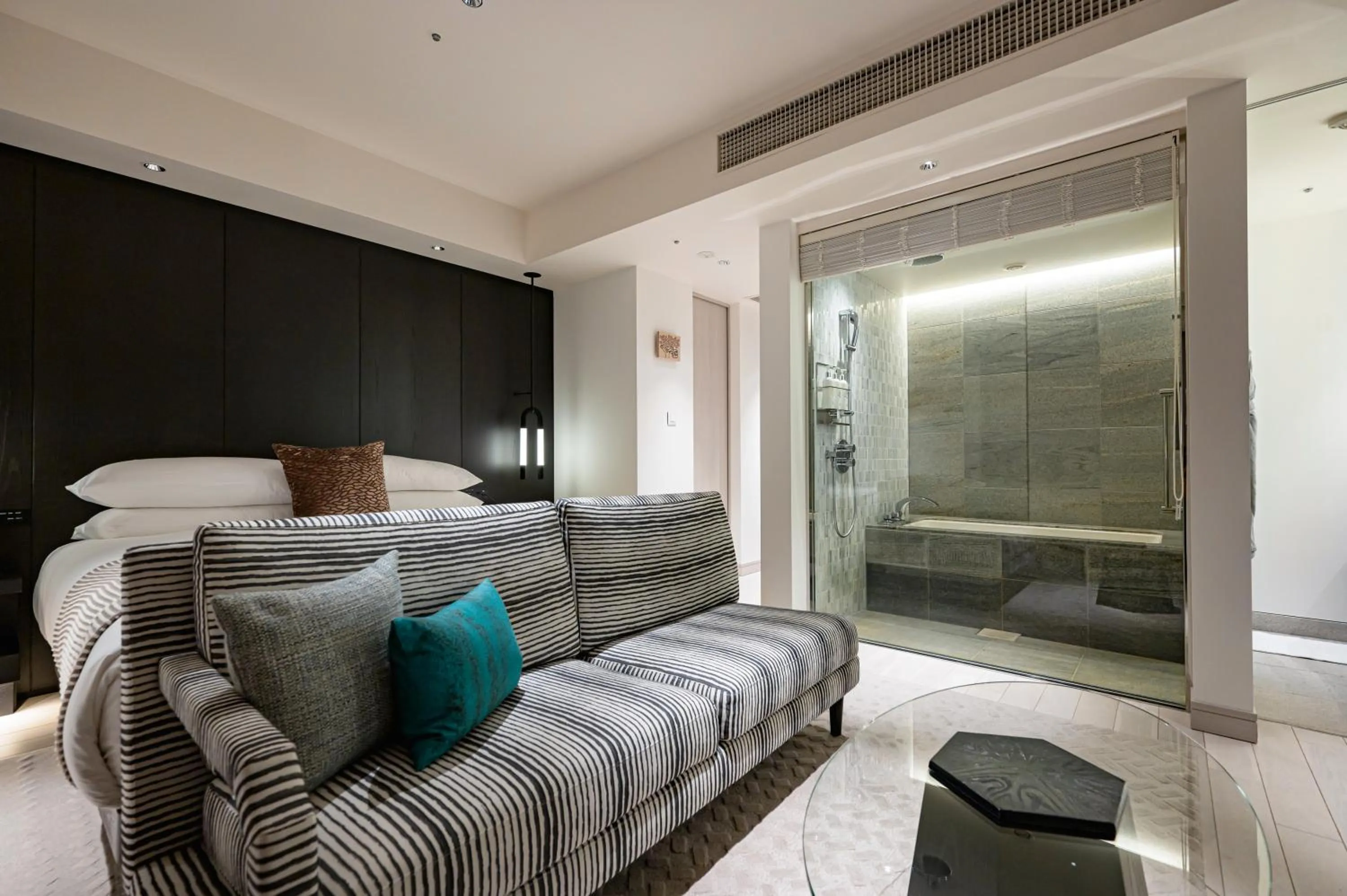 Photo of the whole room in Kimpton Shinjuku Tokyo by IHG