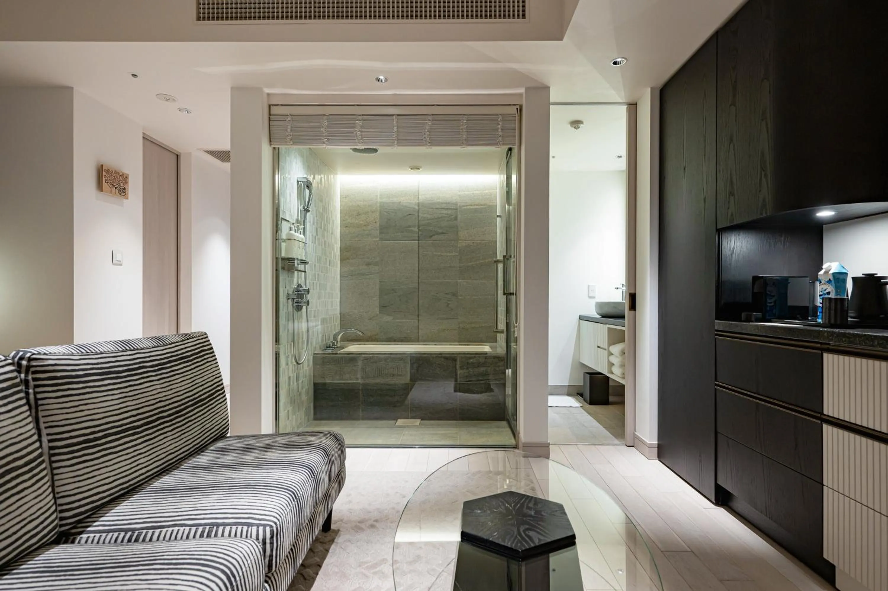 Photo of the whole room in Kimpton Shinjuku Tokyo by IHG