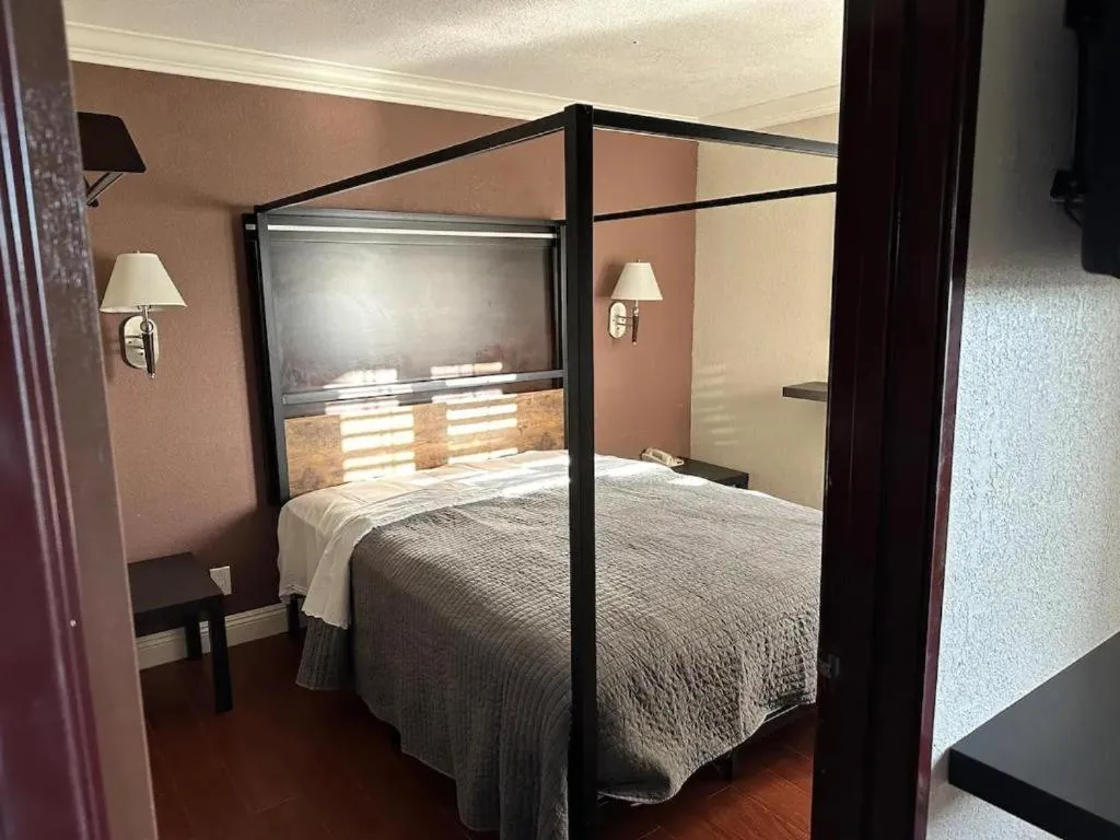 Bed in Cabana Inn & Suites