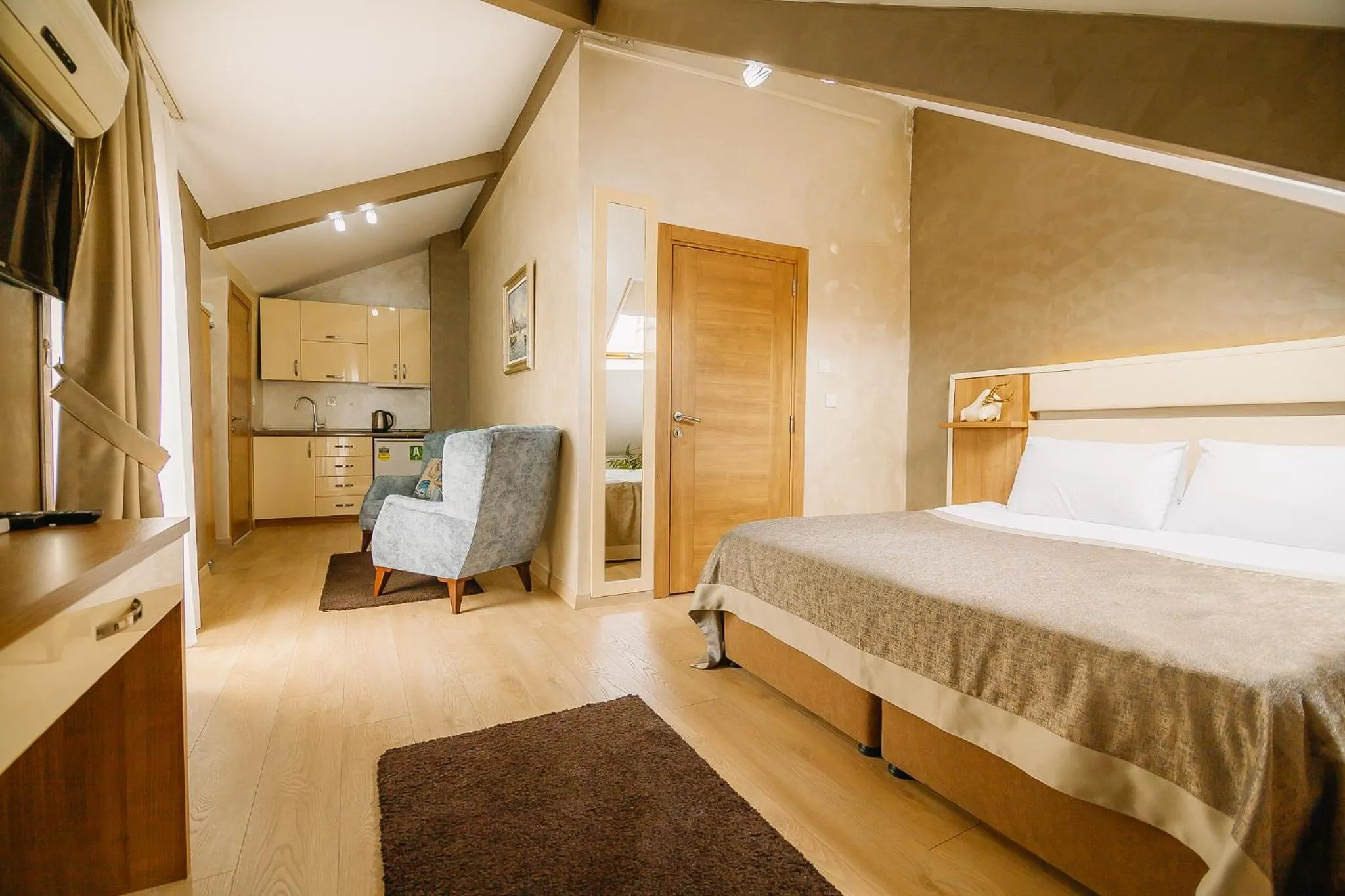 Photo of the whole room, Bed in Kavalalı Suites