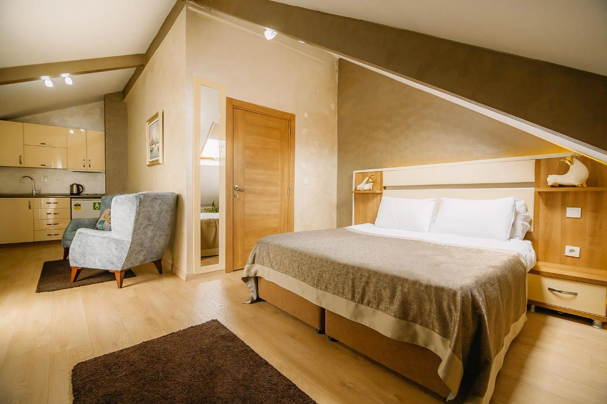 Photo of the whole room, Bed in Kavalalı Suites