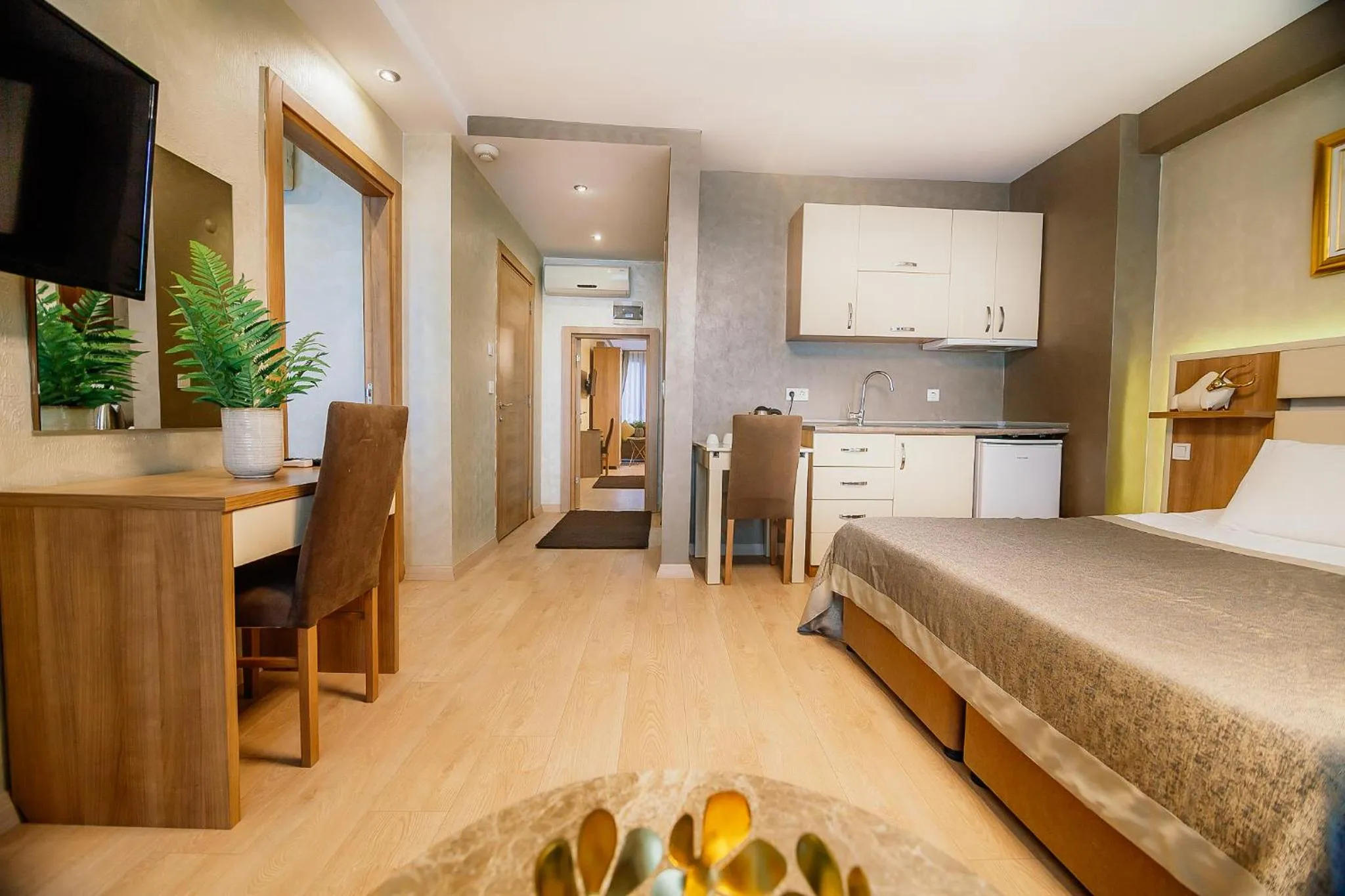 Photo of the whole room, Bed in Kavalalı Suites