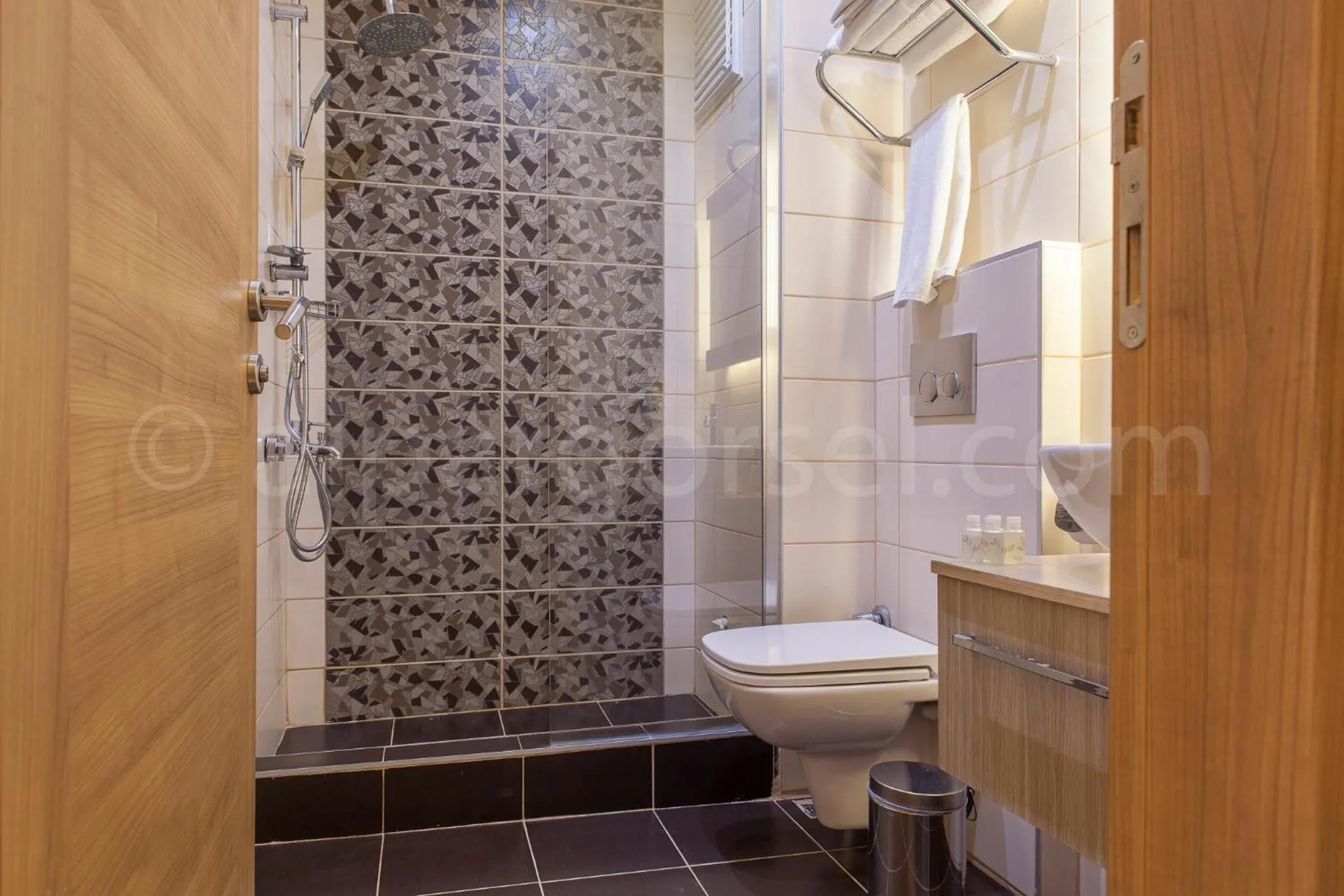 Shower in Kavalalı Suites