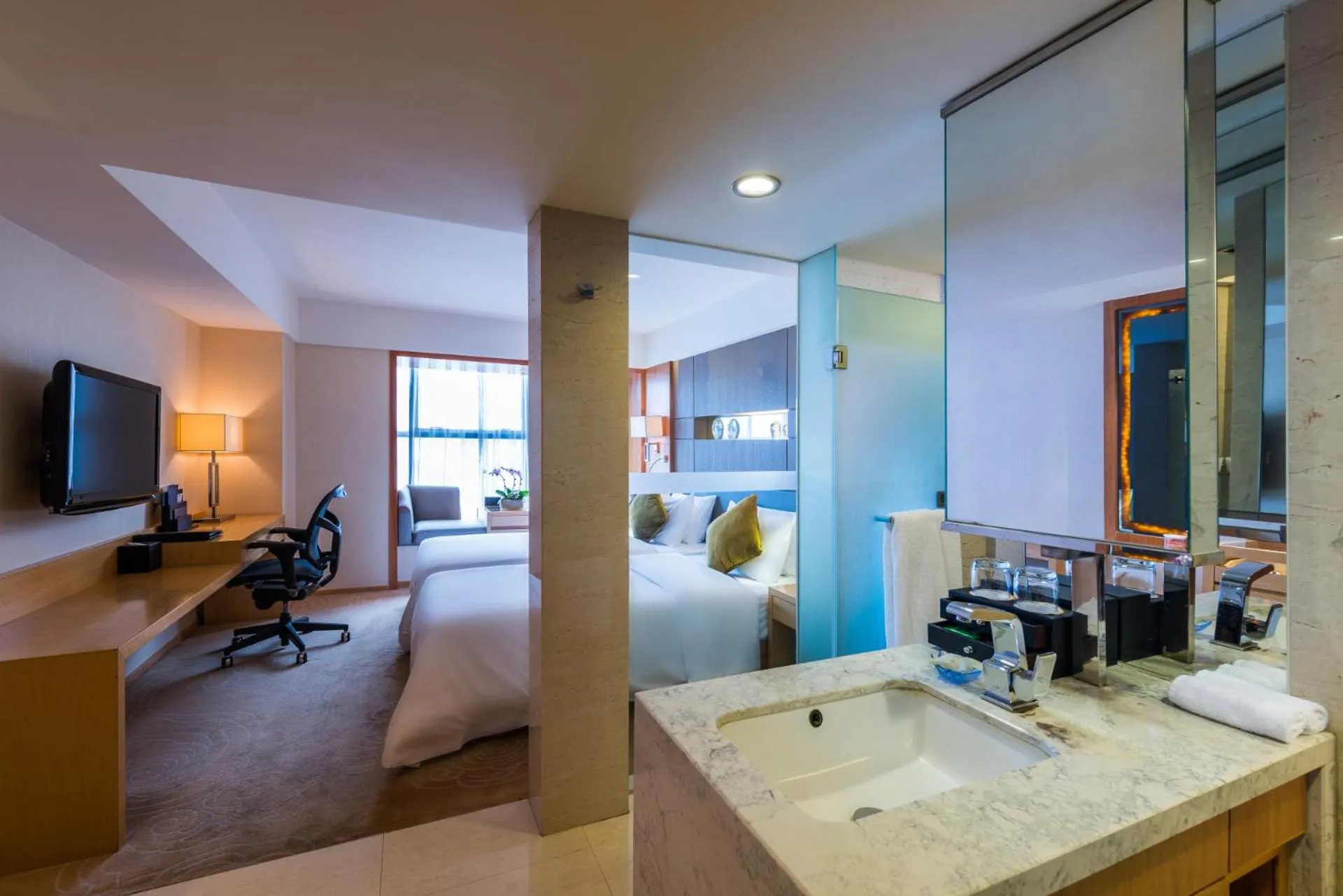 Photo of the whole room, Bed in Grand Mercure Xiamen Downtown-Free Welcome Fruit & Metro Station