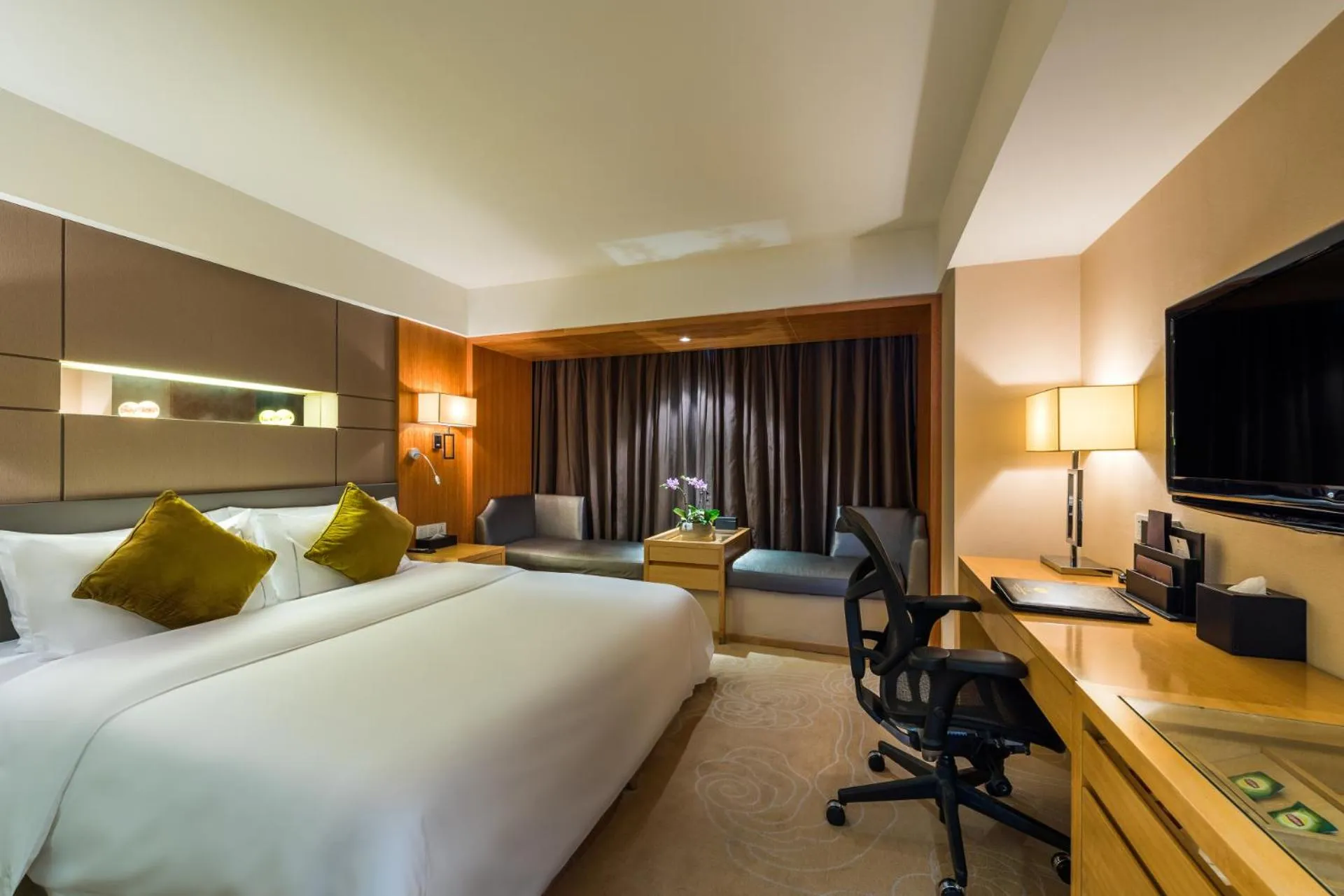 Photo of the whole room, Bed in Grand Mercure Xiamen Downtown-Free Welcome Fruit & Metro Station