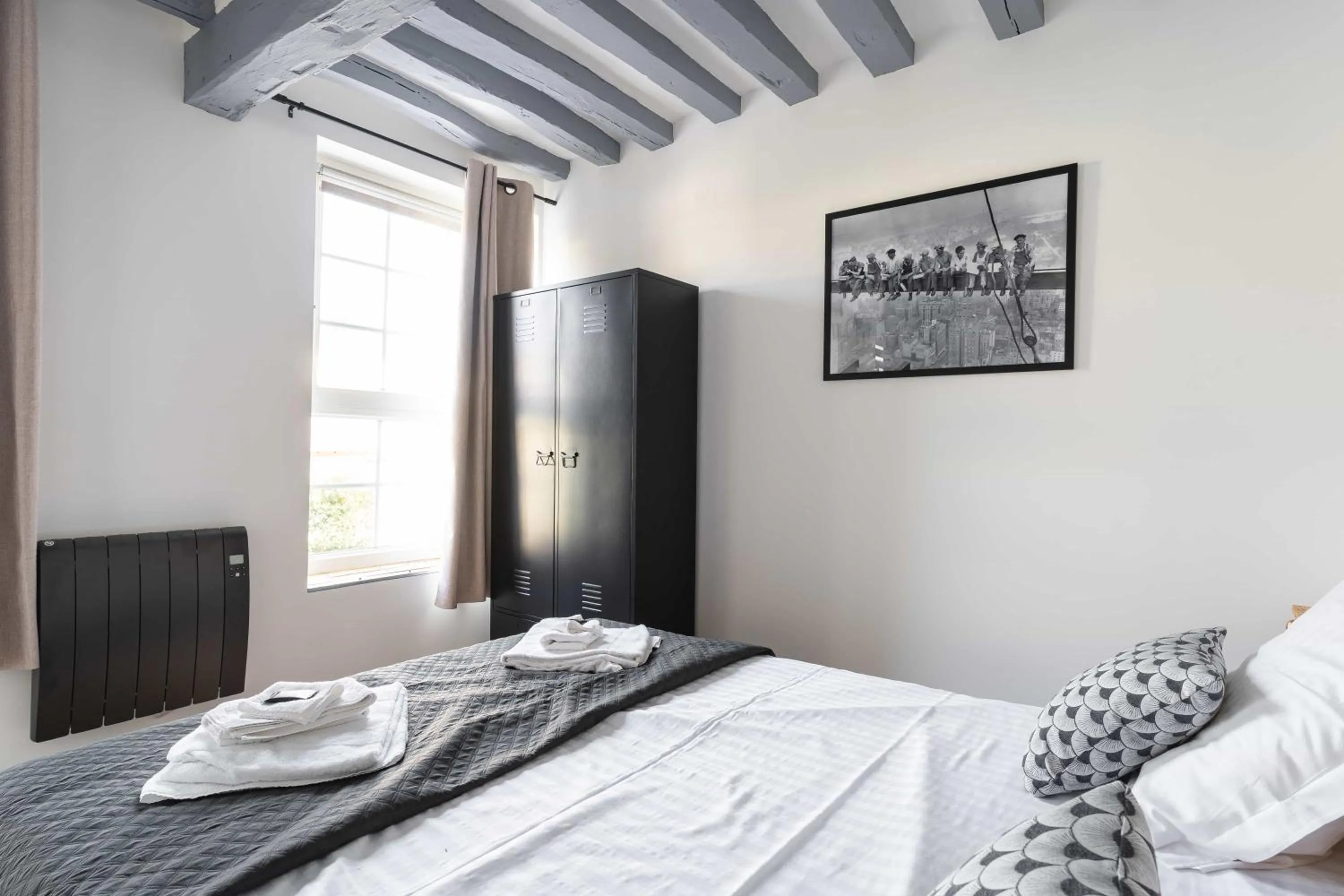 Bedroom, Bed in La Dimiere - Le Postel - Appartements de standing en hyper-centre - Louviers