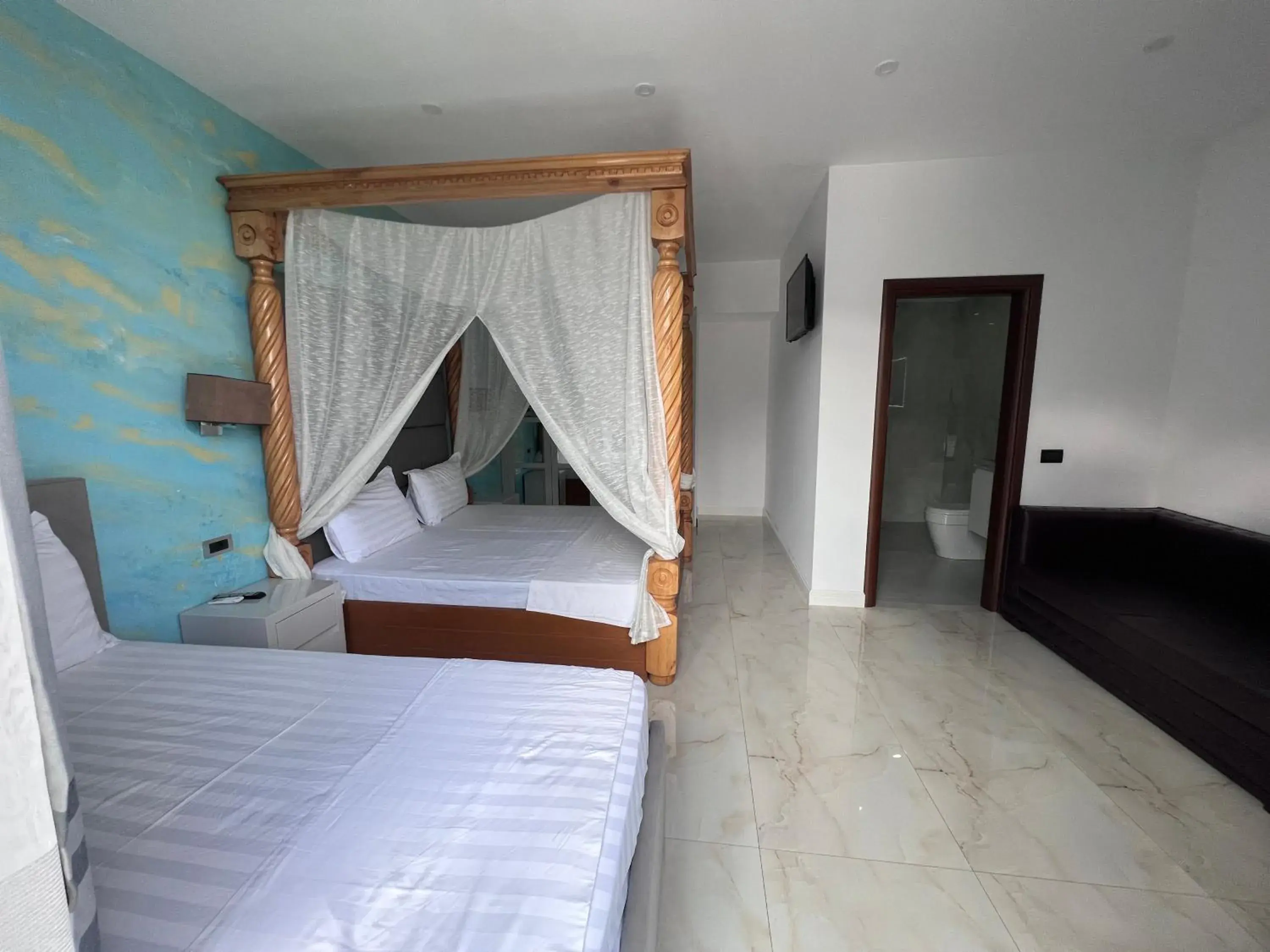 Standard Triple Room in Hotel Victoria Standard Triple Room in Hotel Victoria