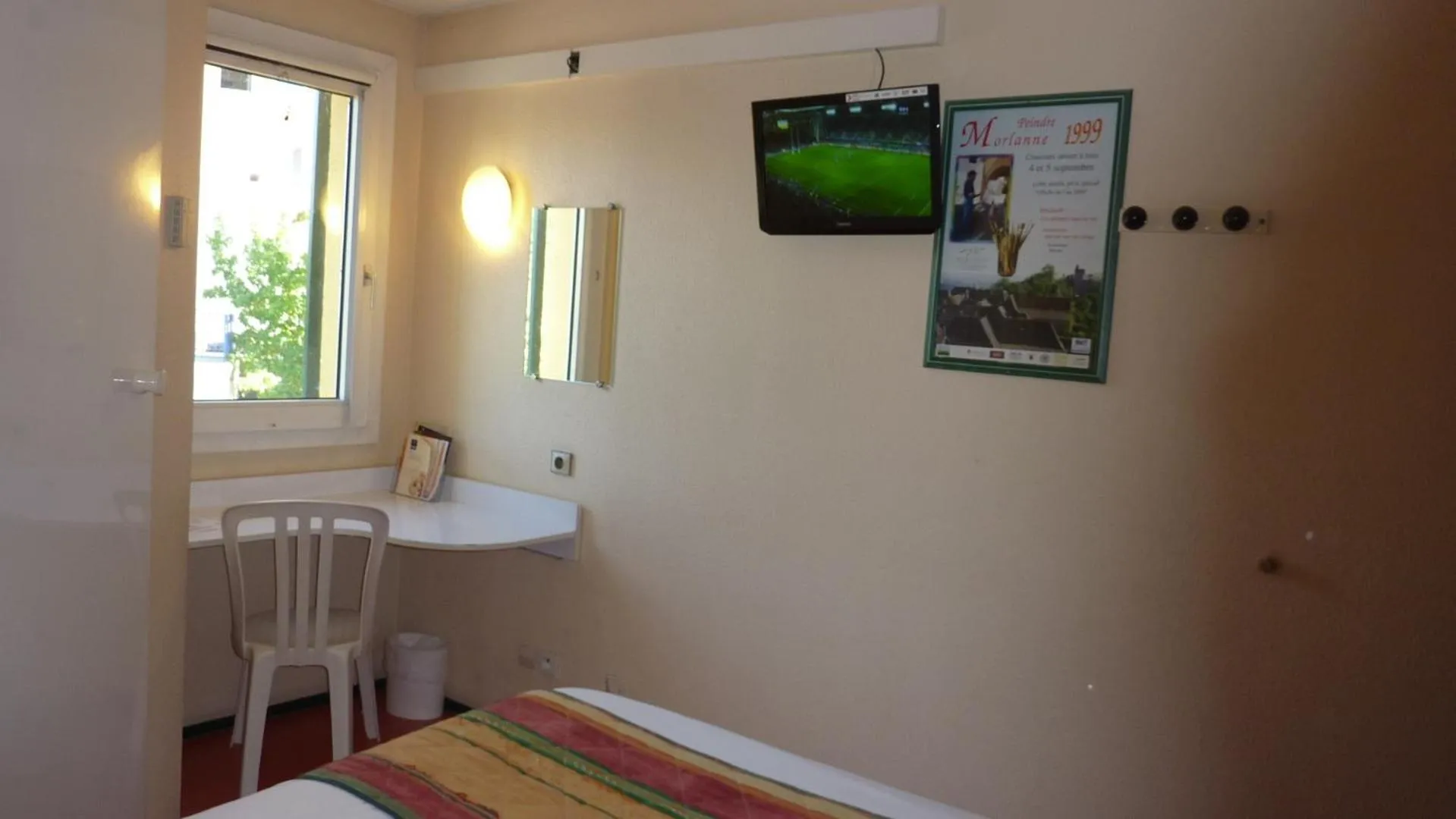 Seating area, Bed in Hôtel Eco Relais - Pau Nord