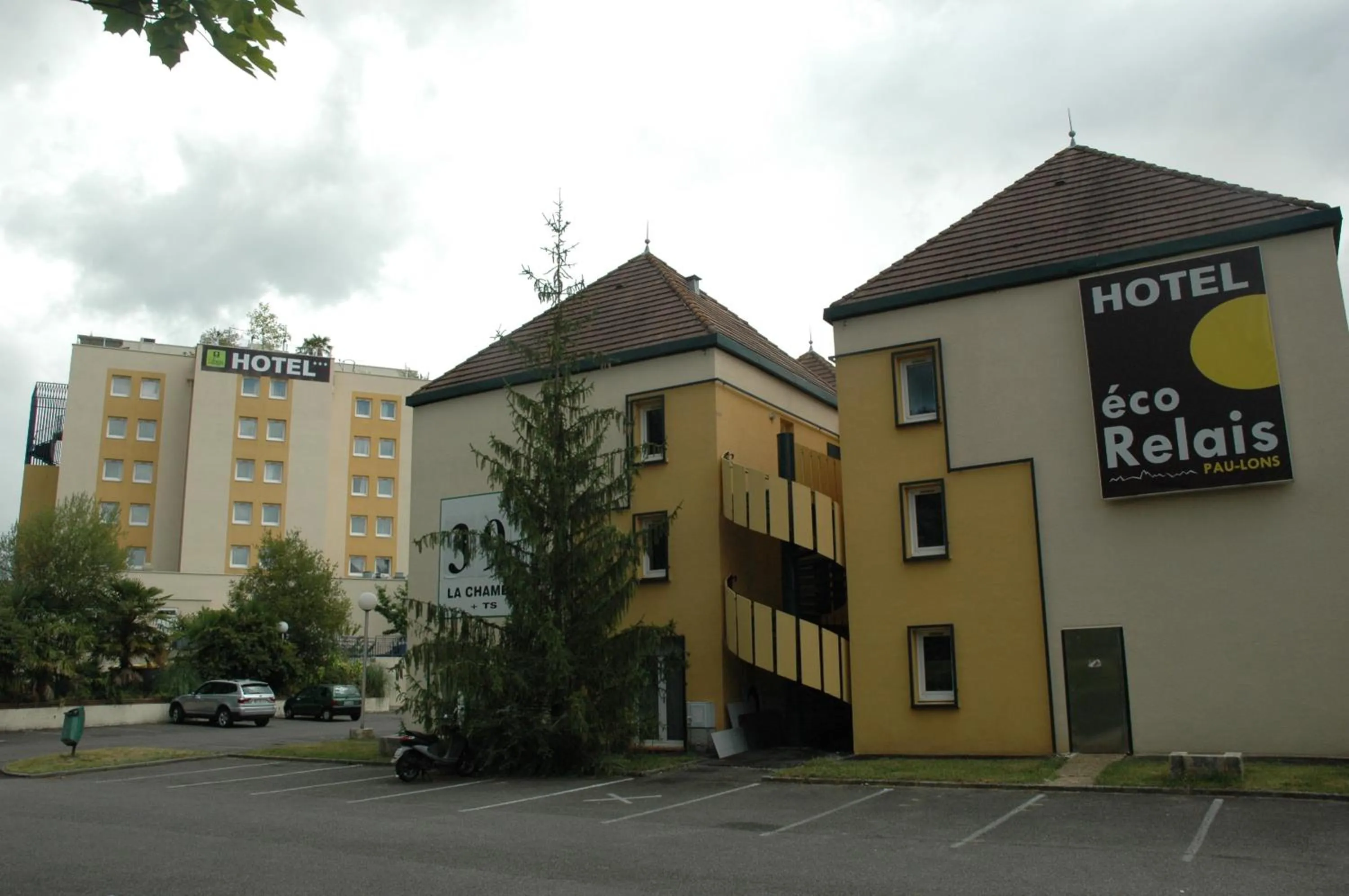 Facade/entrance in Hôtel Eco Relais - Pau Nord