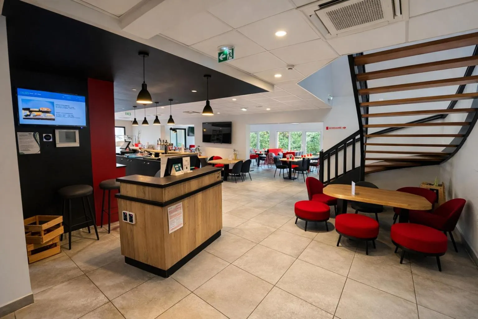 Lobby or reception in Logis Hôtel Angers Sud