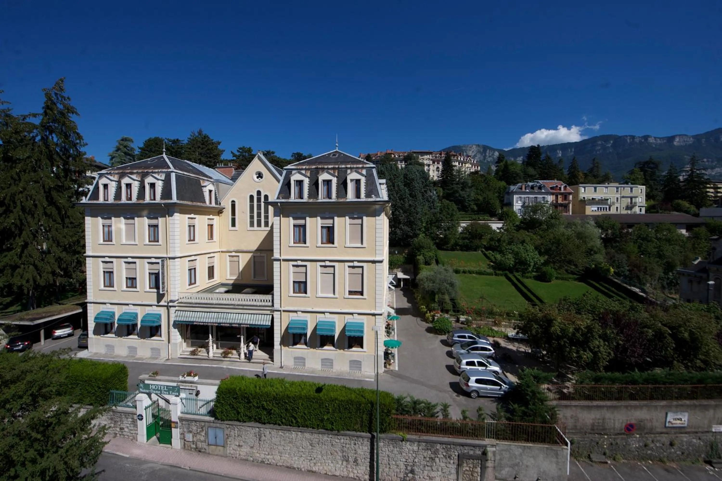 Property building in Hotel des Eaux