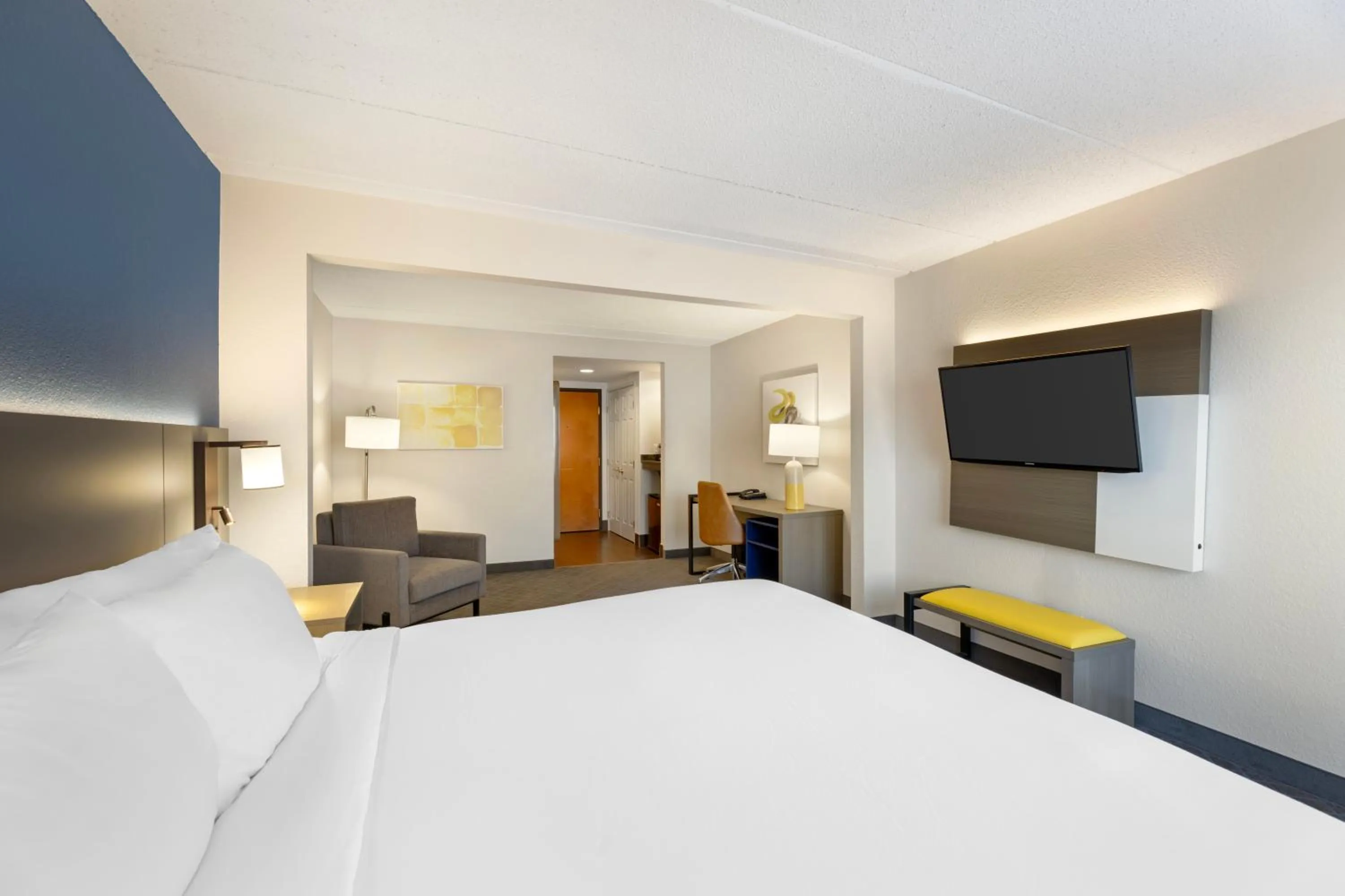 Bedroom, Bed in Wingate by Wyndham - Arlington Heights