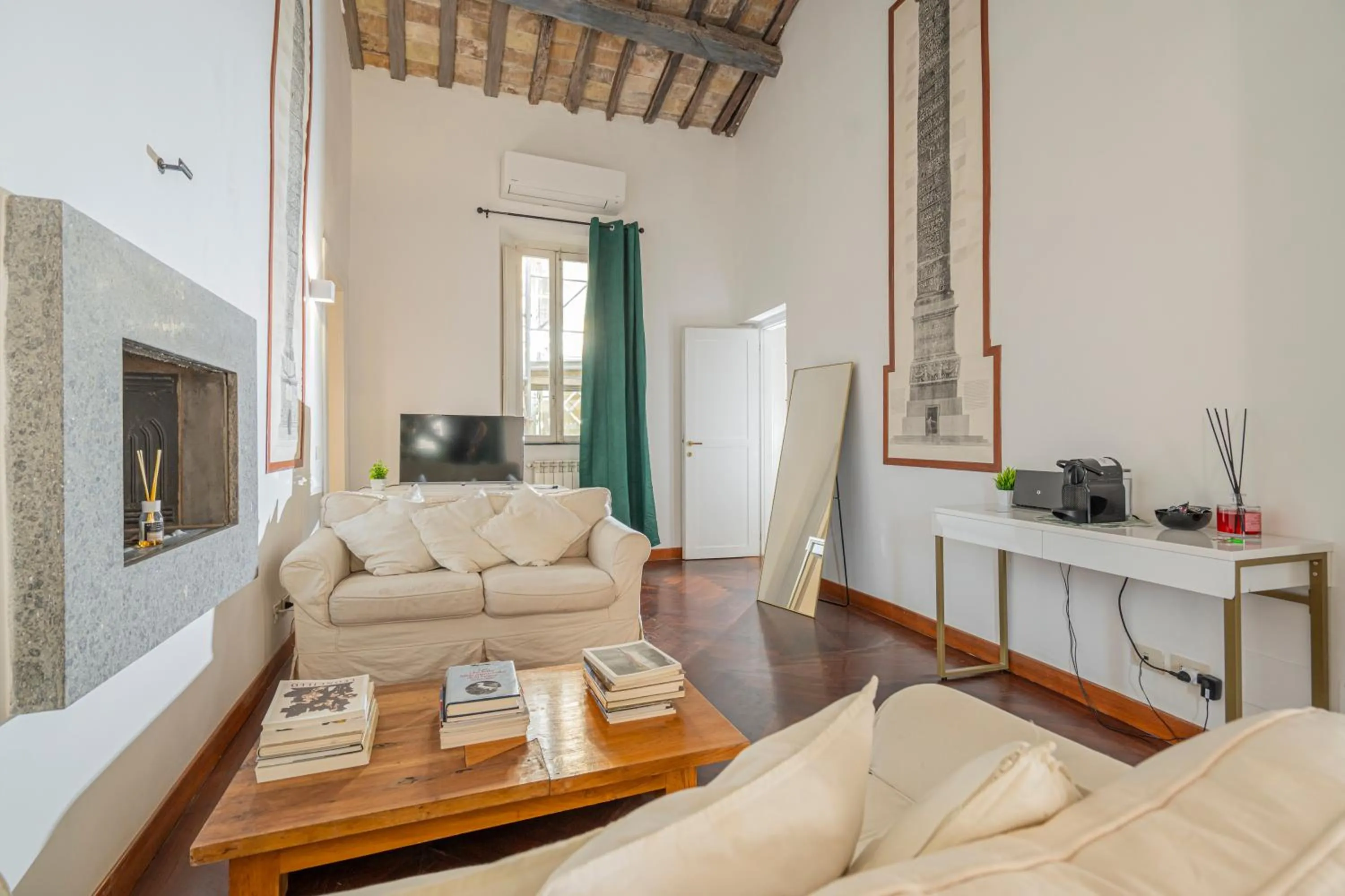 Living room in Campo de' Fiori 34