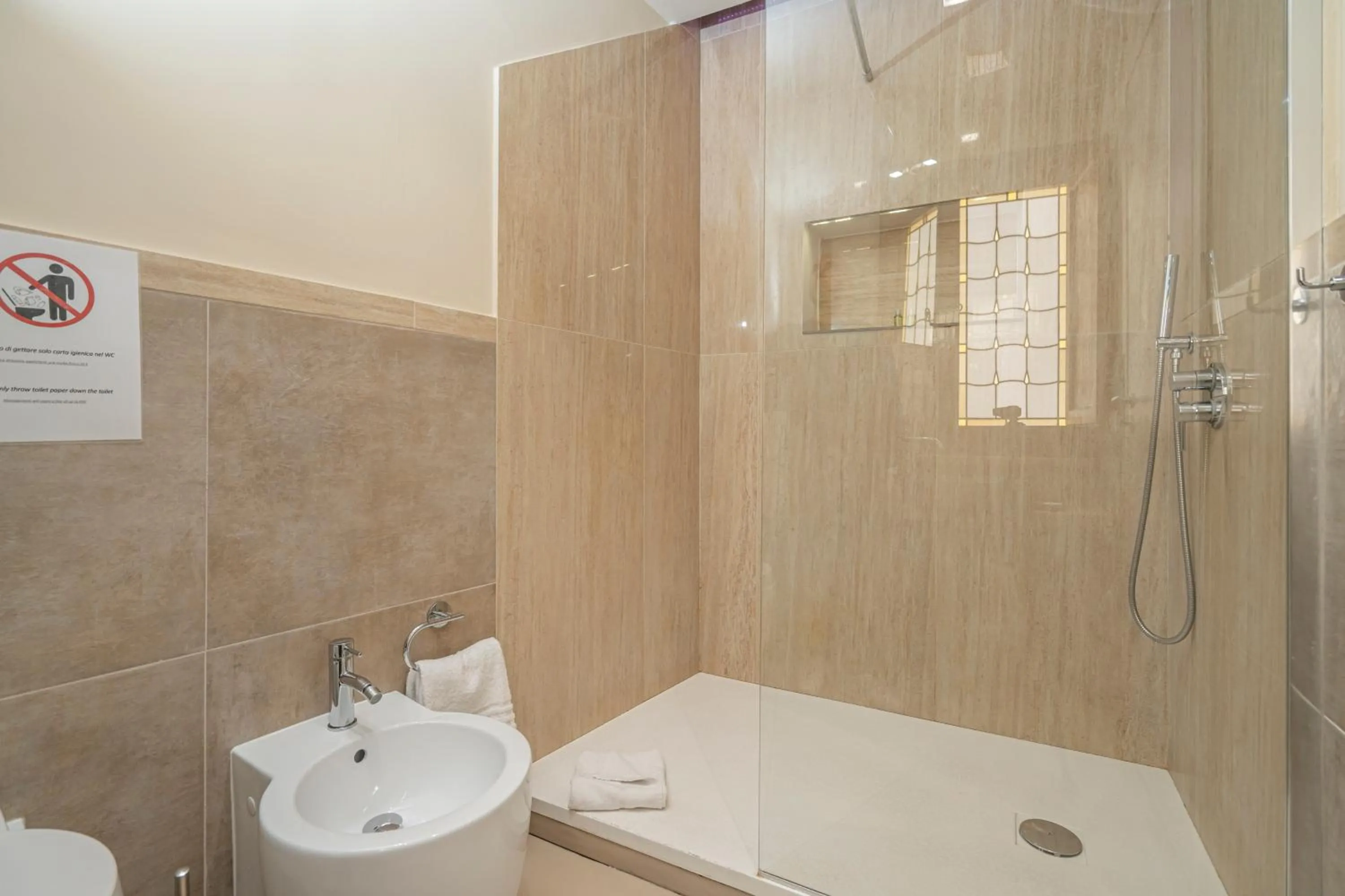 Shower in Campo de' Fiori 34