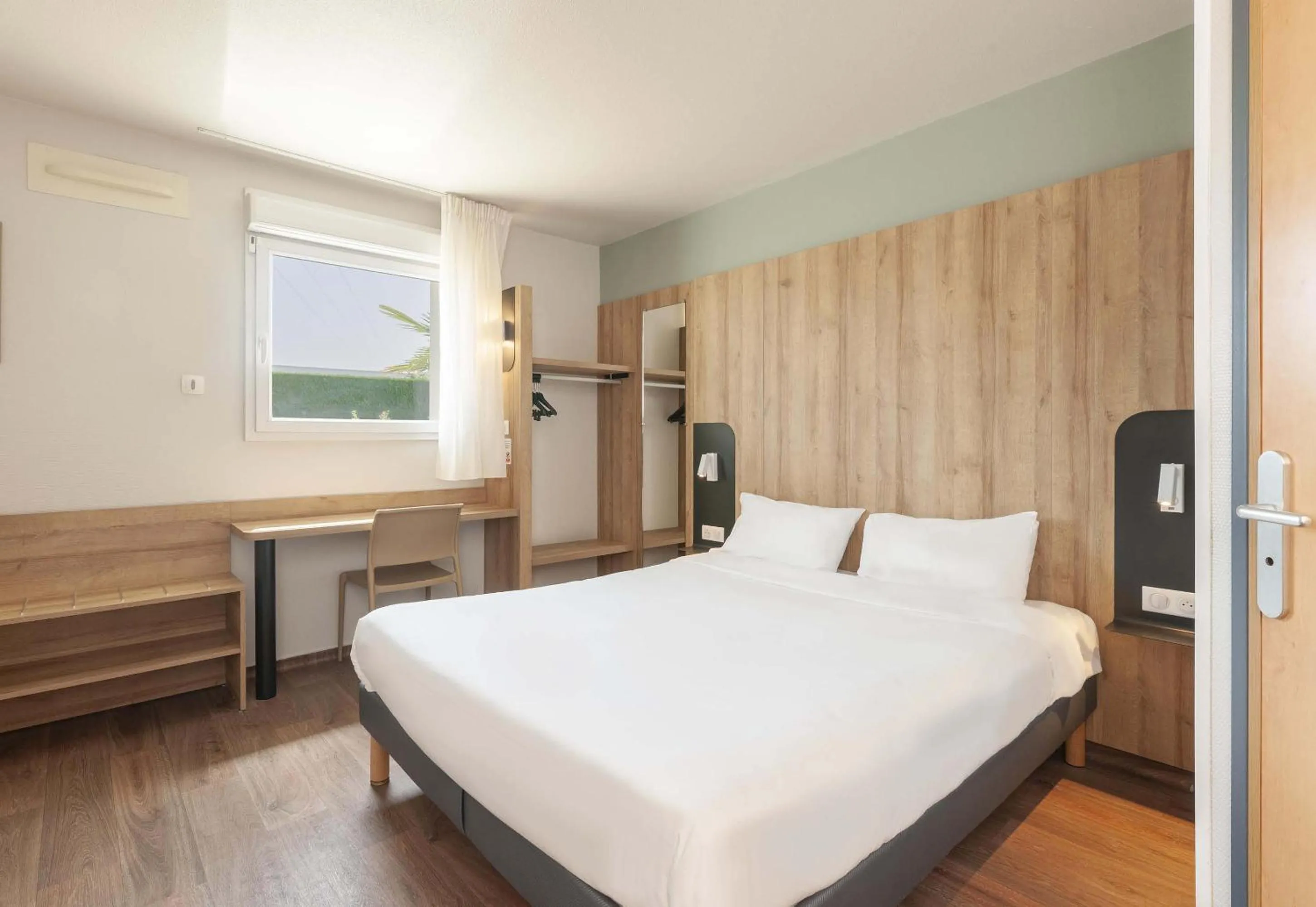 Bedroom, Bed in B&B HOTEL Pau Lescar