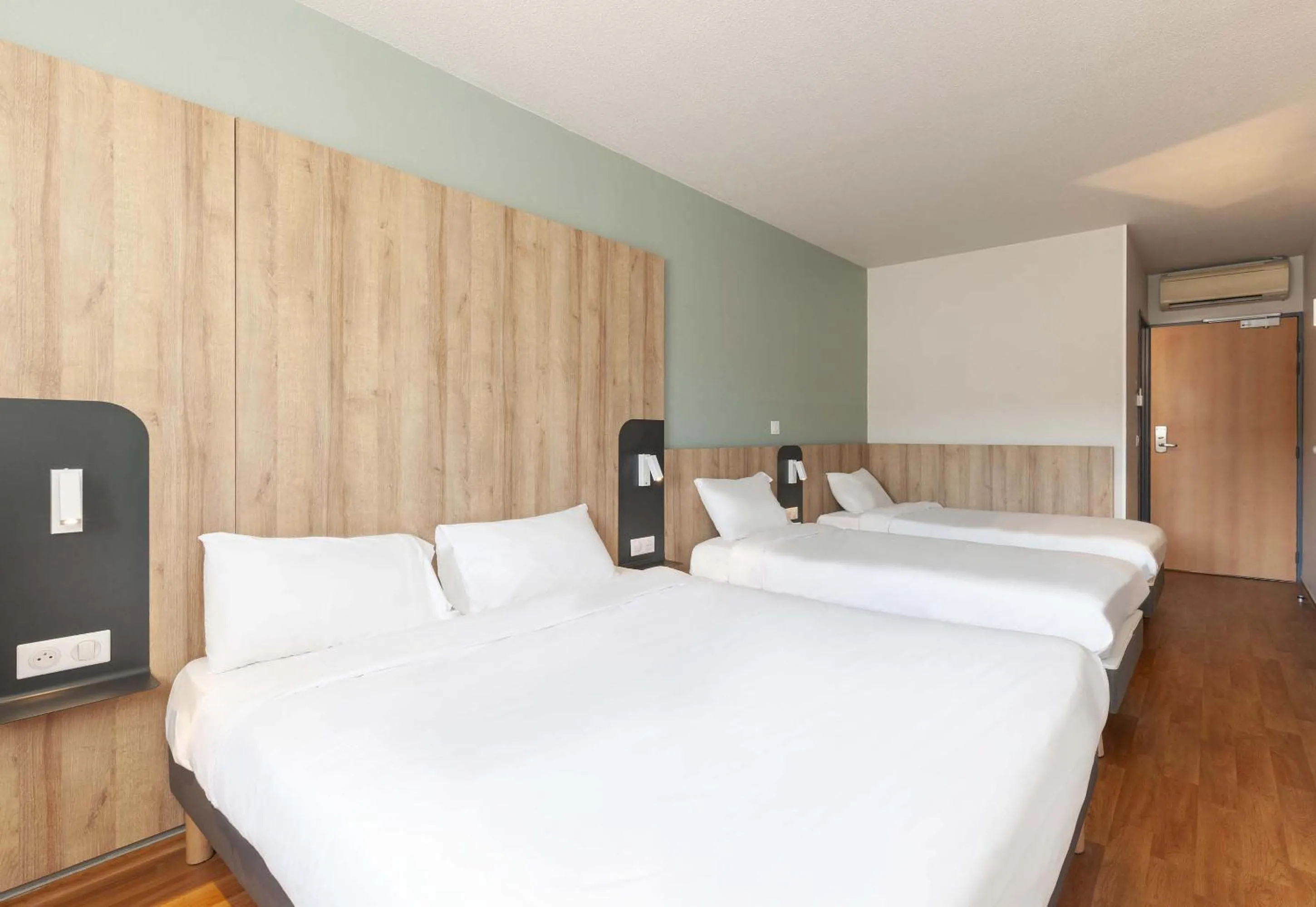 Bedroom, Bed in B&B HOTEL Pau Lescar