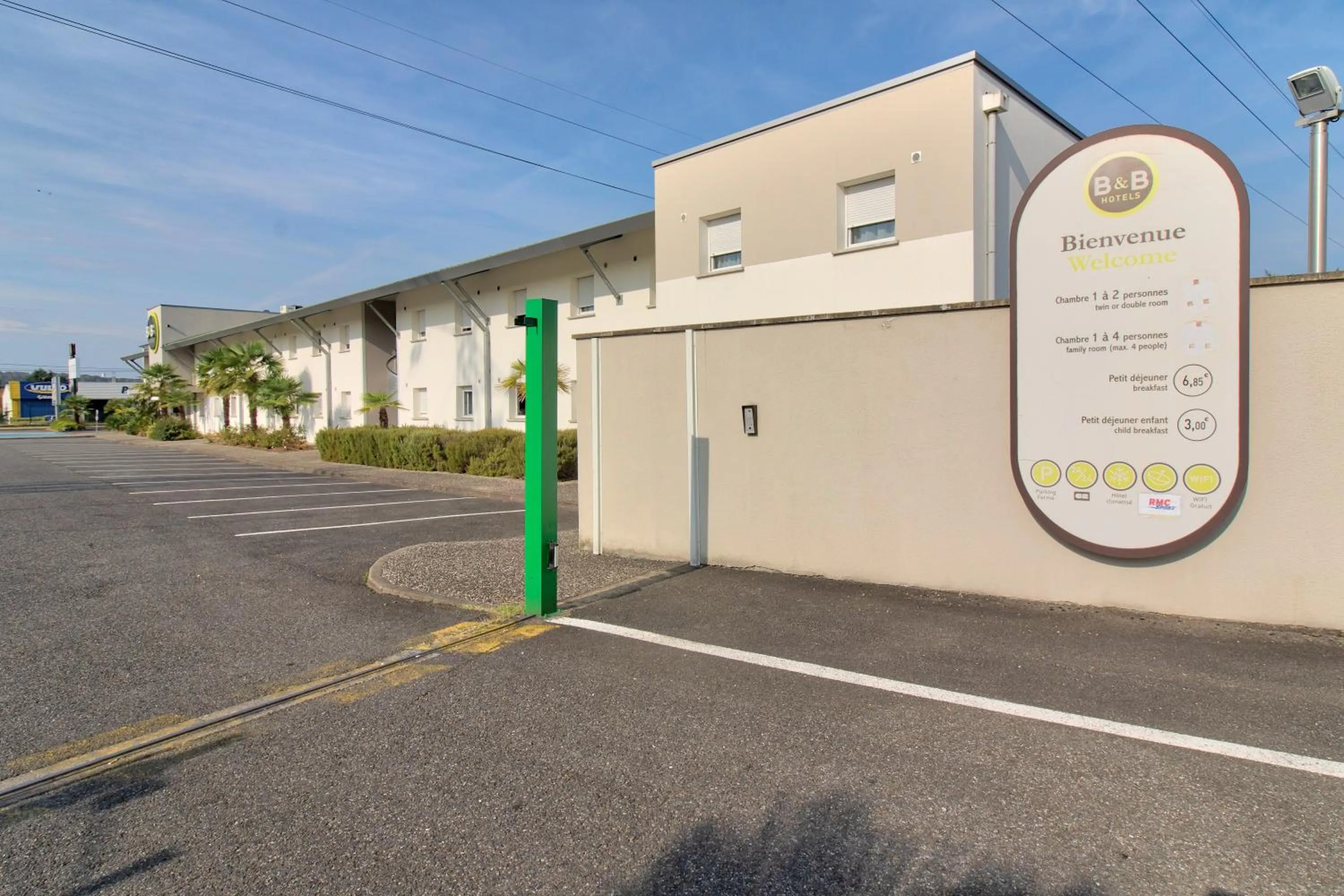 Facade/entrance in B&B HOTEL Pau Lescar