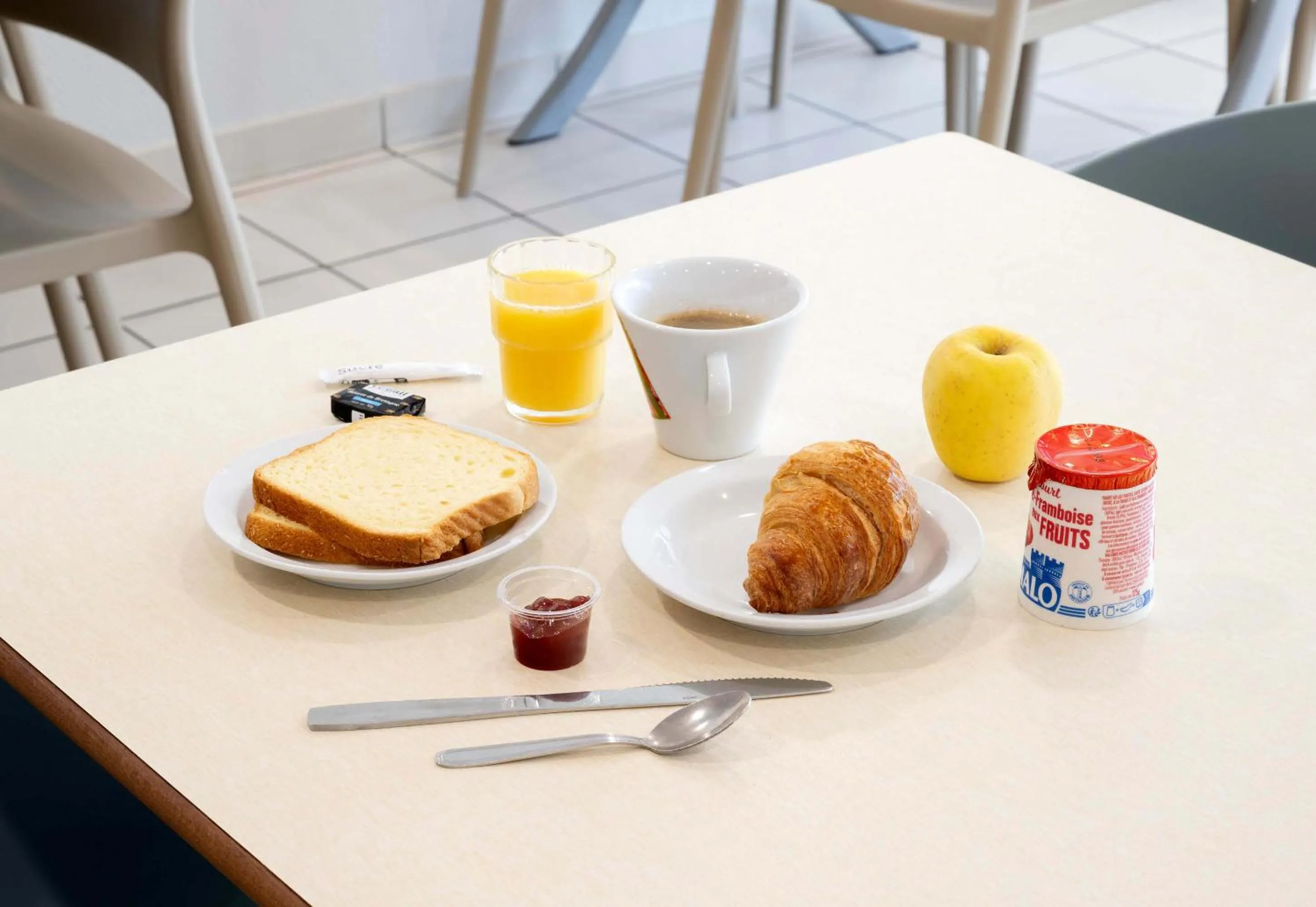 Breakfast in B&B HOTEL Pau Lescar