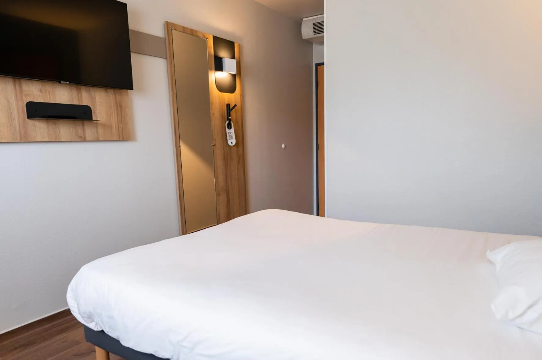 Bed in B&B HOTEL Pau Lescar