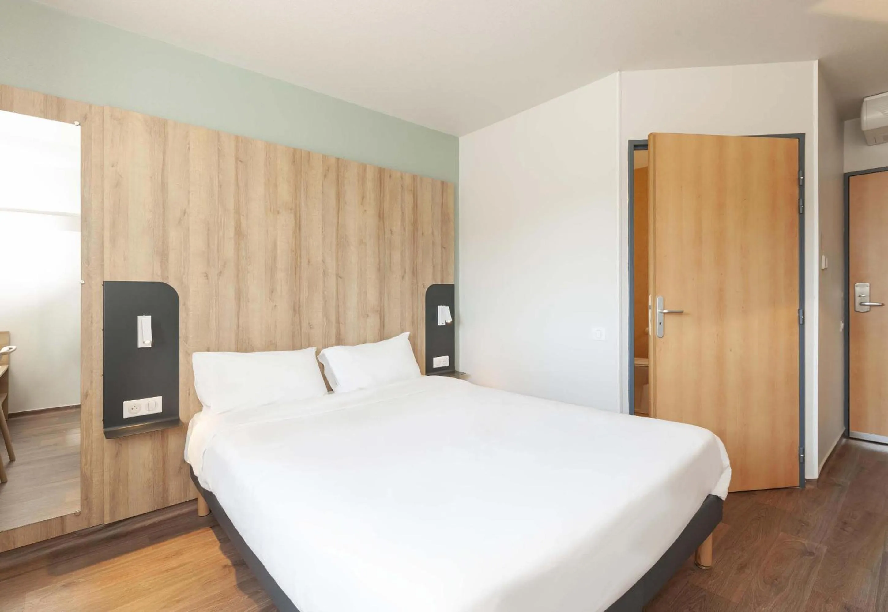 Bedroom, Bed in B&B HOTEL Pau Lescar