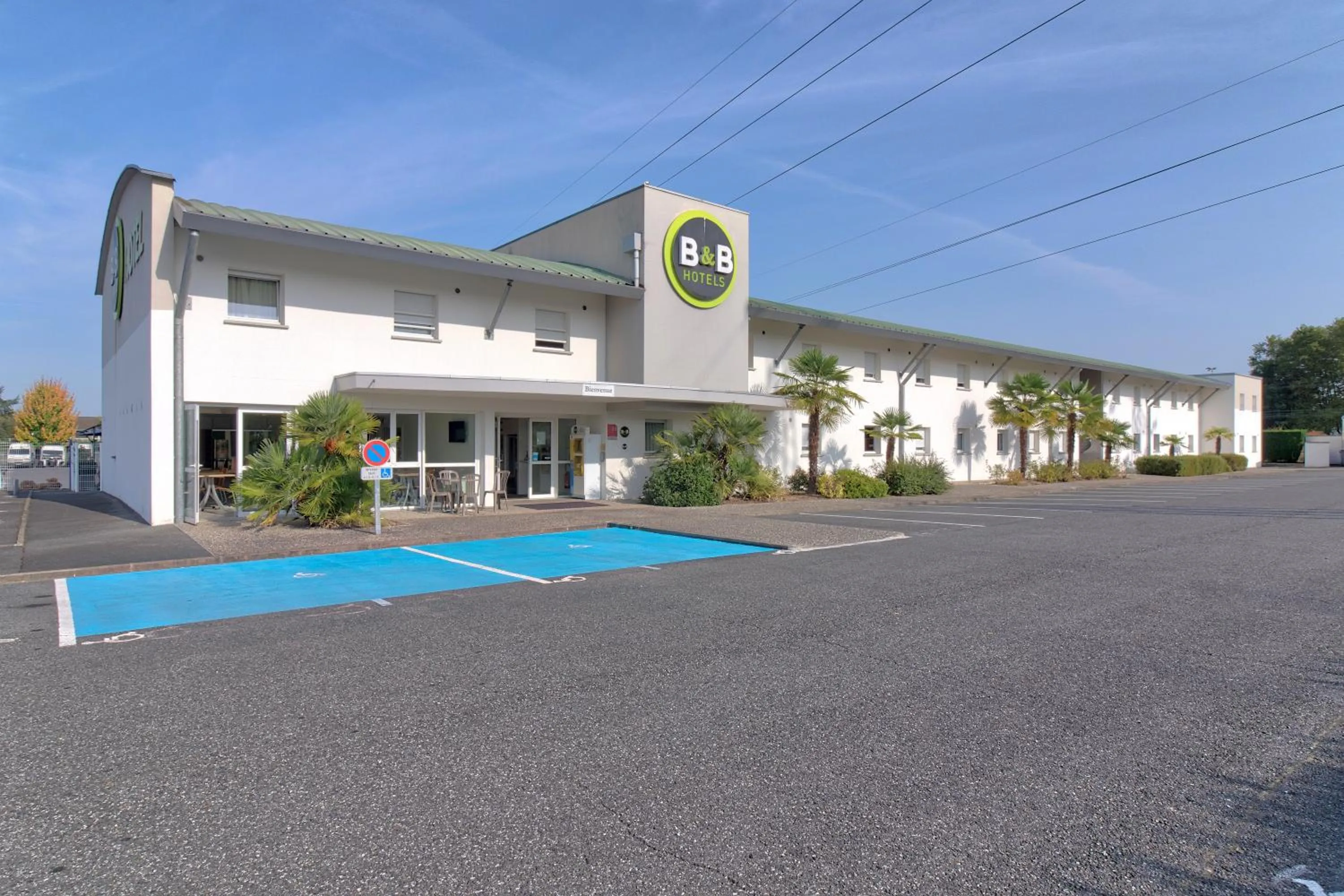 Facade/entrance in B&B HOTEL Pau Lescar