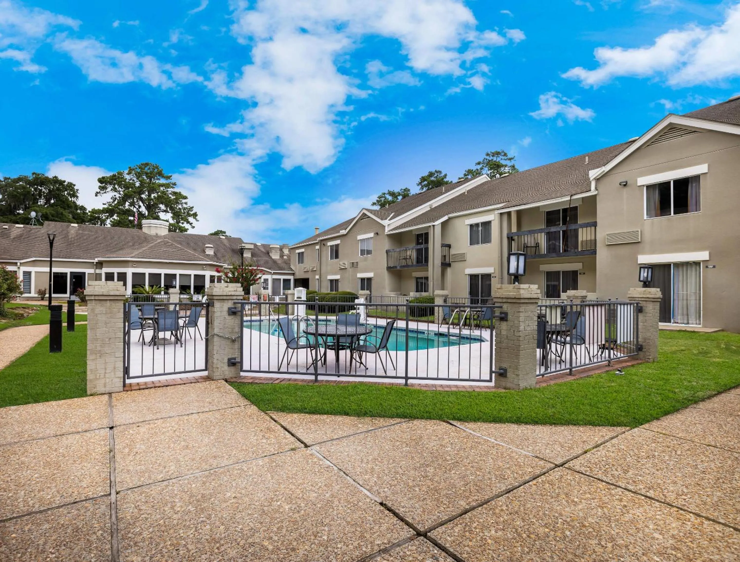 Swimming pool in Sleep Inn Savannah Midtown