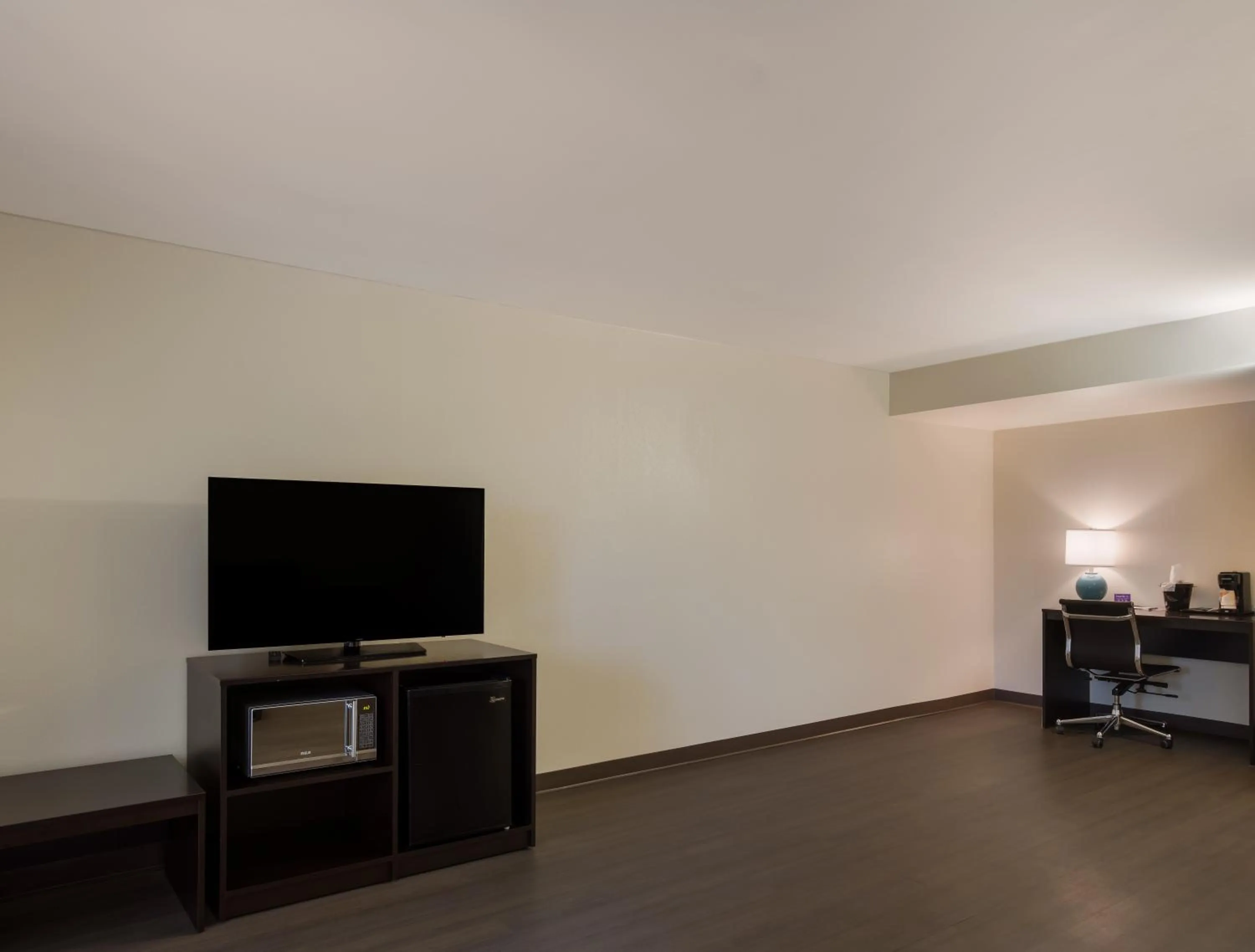 TV and multimedia in Sleep Inn Savannah Midtown