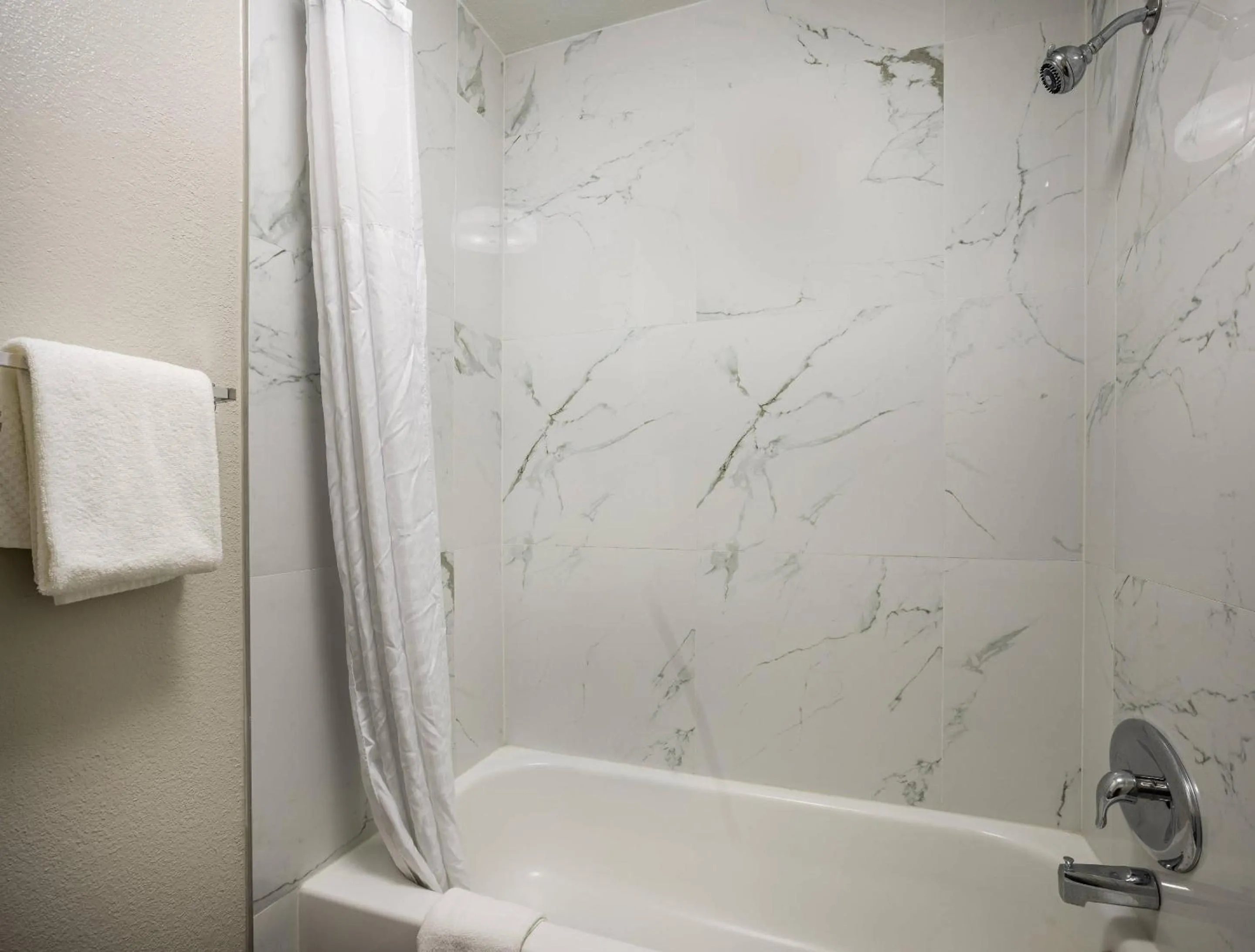 Bedroom in Sleep Inn Savannah Midtown