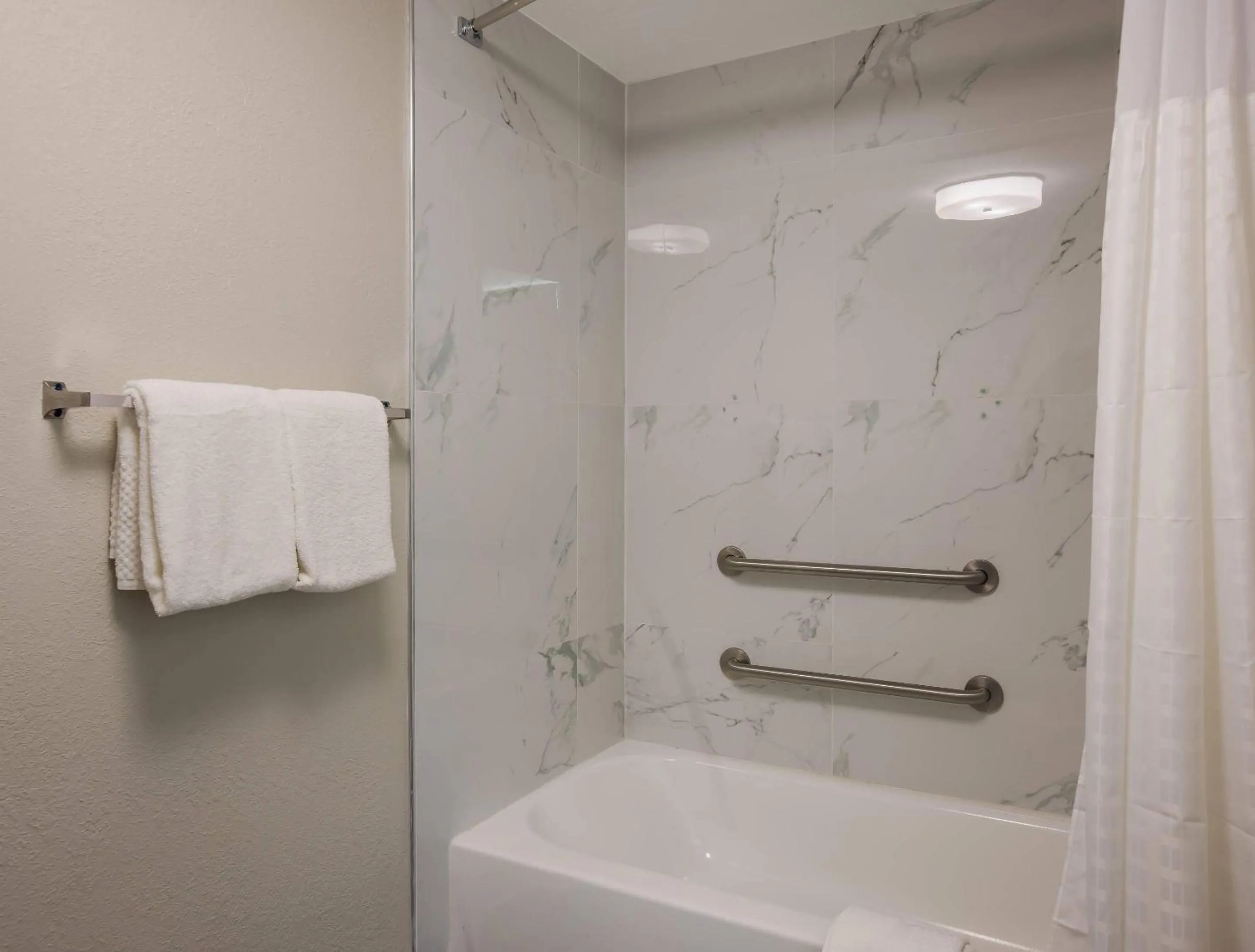 Bedroom in Sleep Inn Savannah Midtown