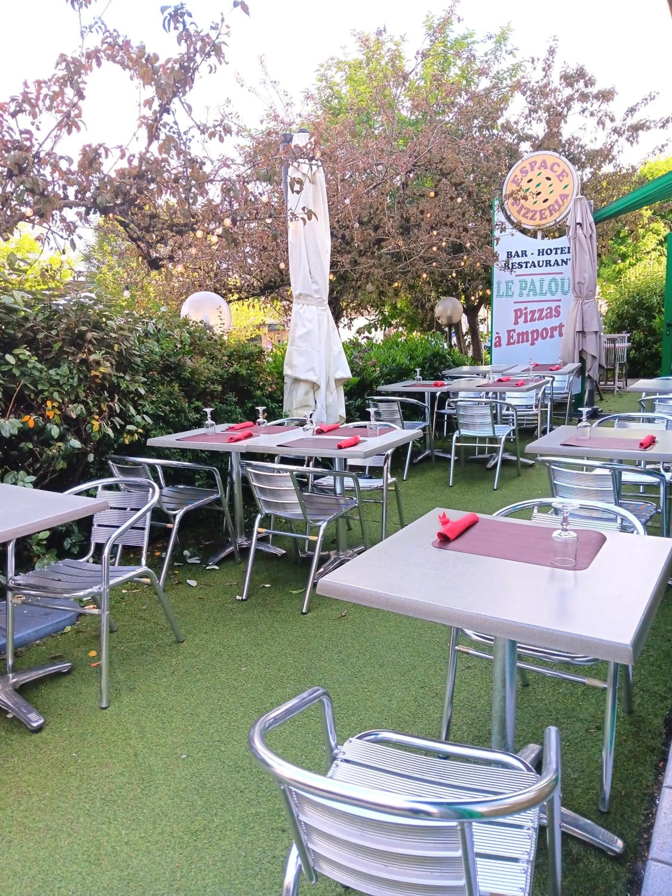 Patio in Logis Hôtel Restaurant Le Palous