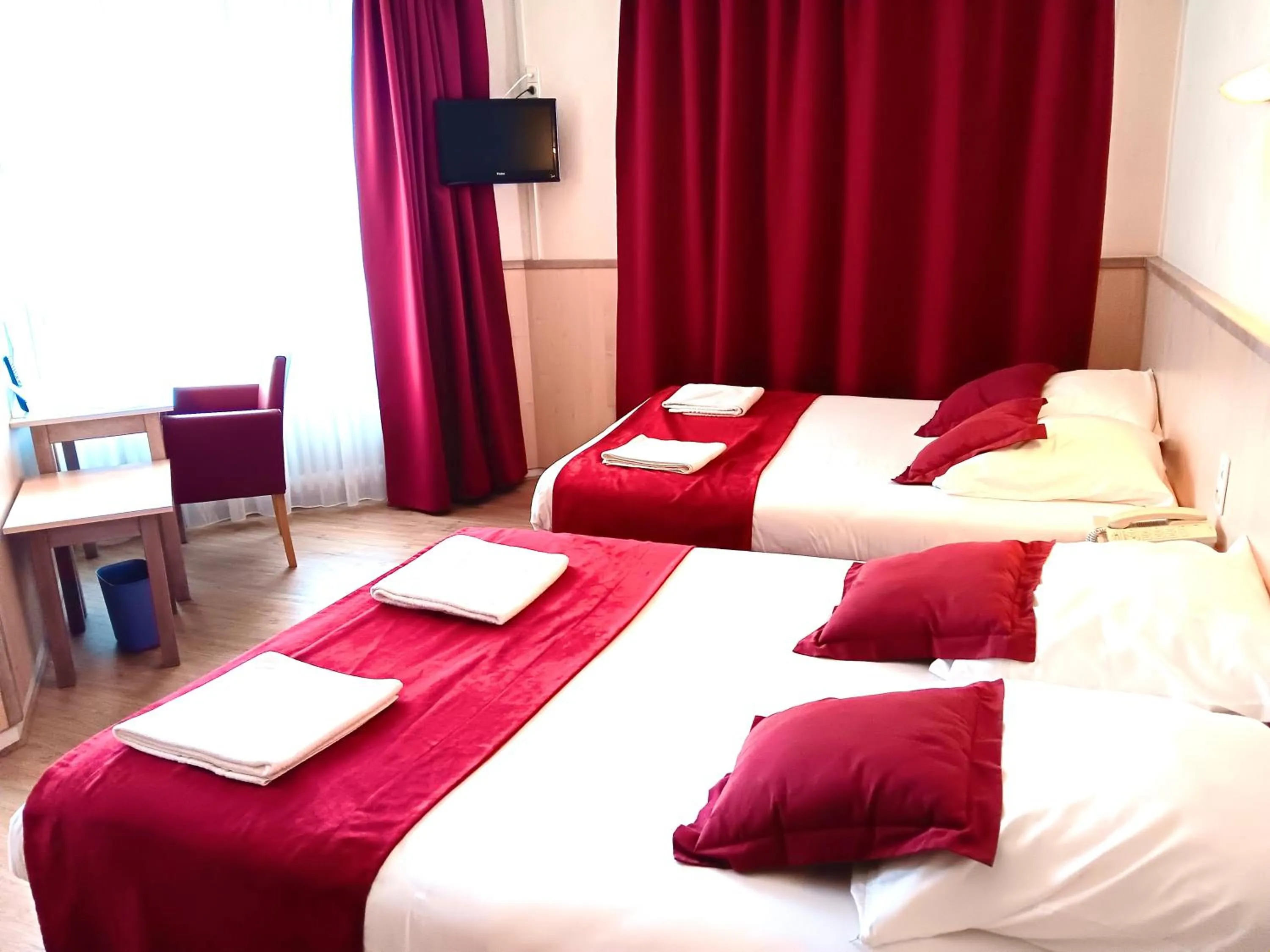 Bedroom, Bed in Logis Hôtel Restaurant Le Palous