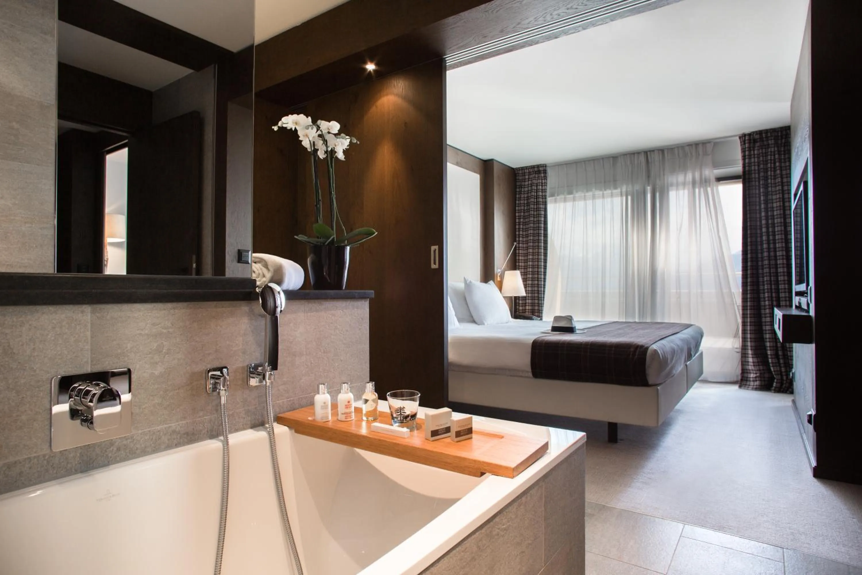 Bathroom, Bed in Crans Ambassador