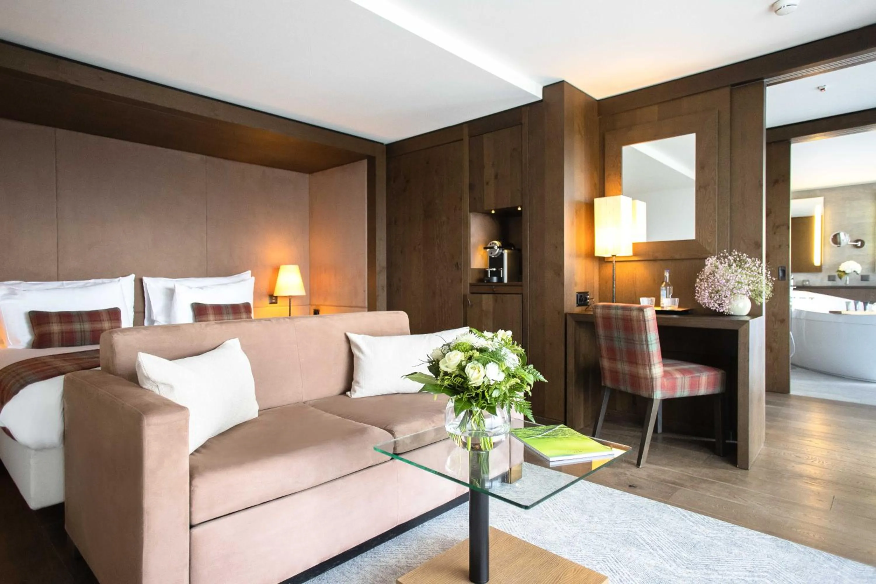 Photo of the whole room, Bed in Crans Ambassador