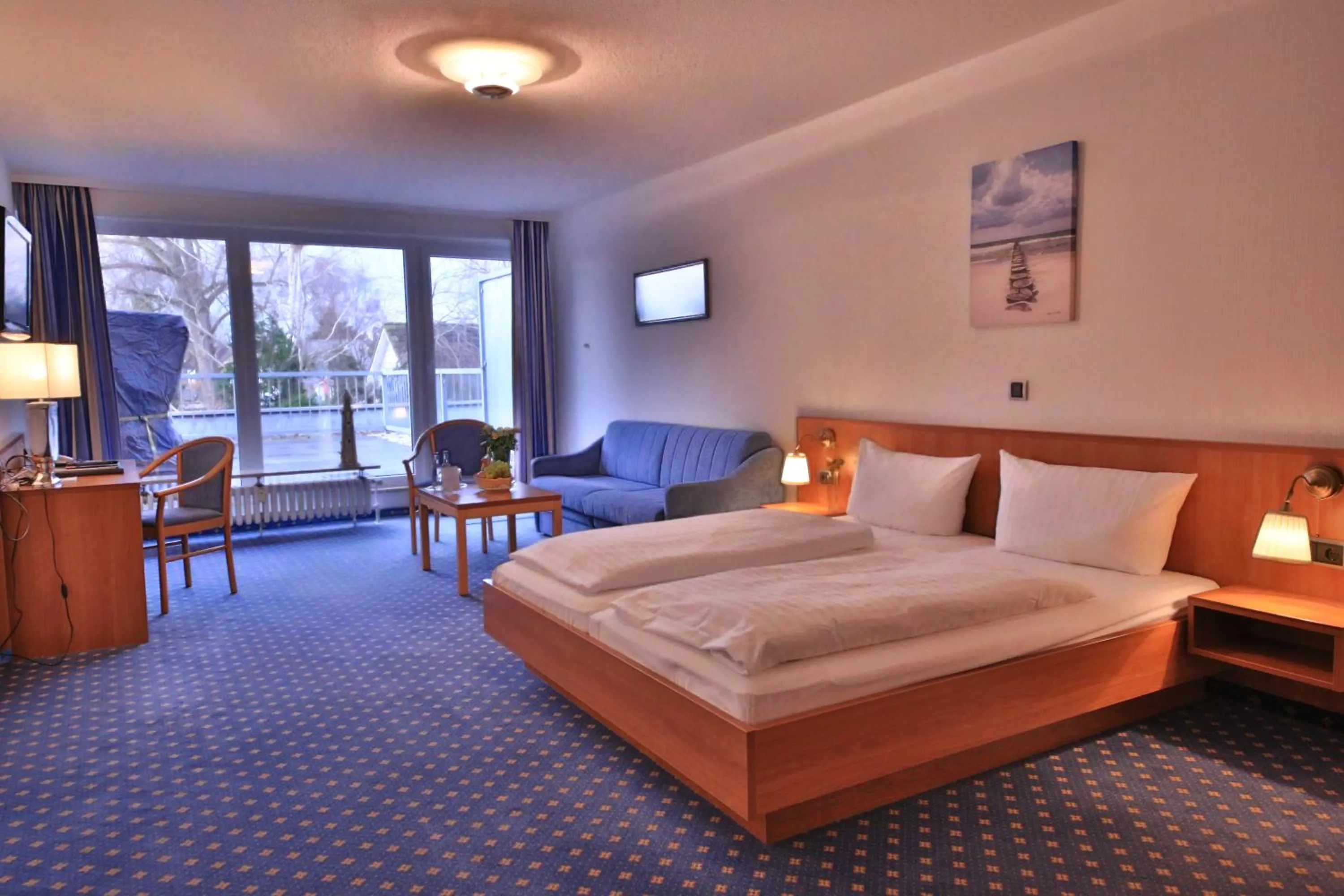 Bed in ACQUA Strande Yachthotel & Restaurant