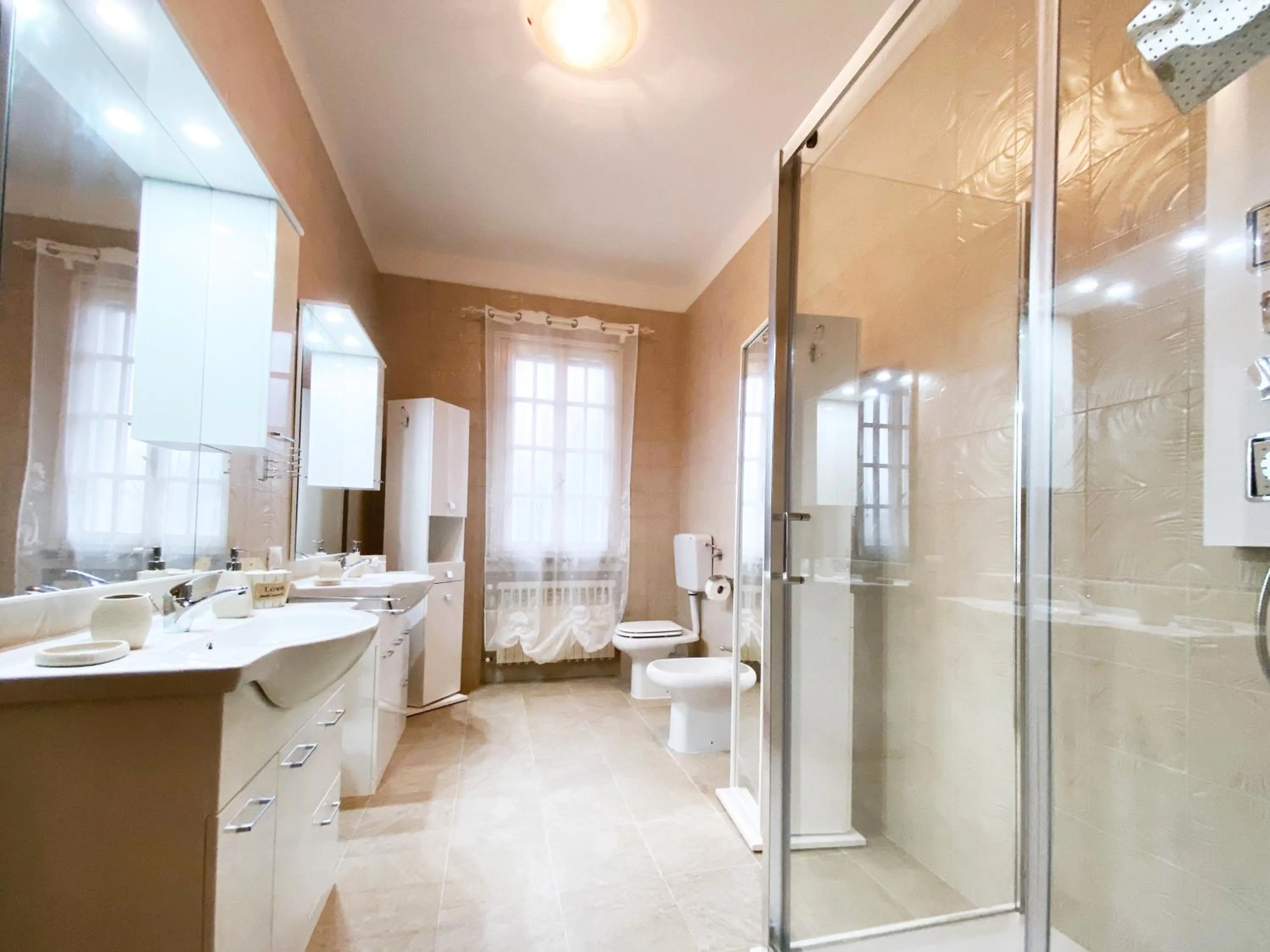 Shower in VILLA MOLINELLA