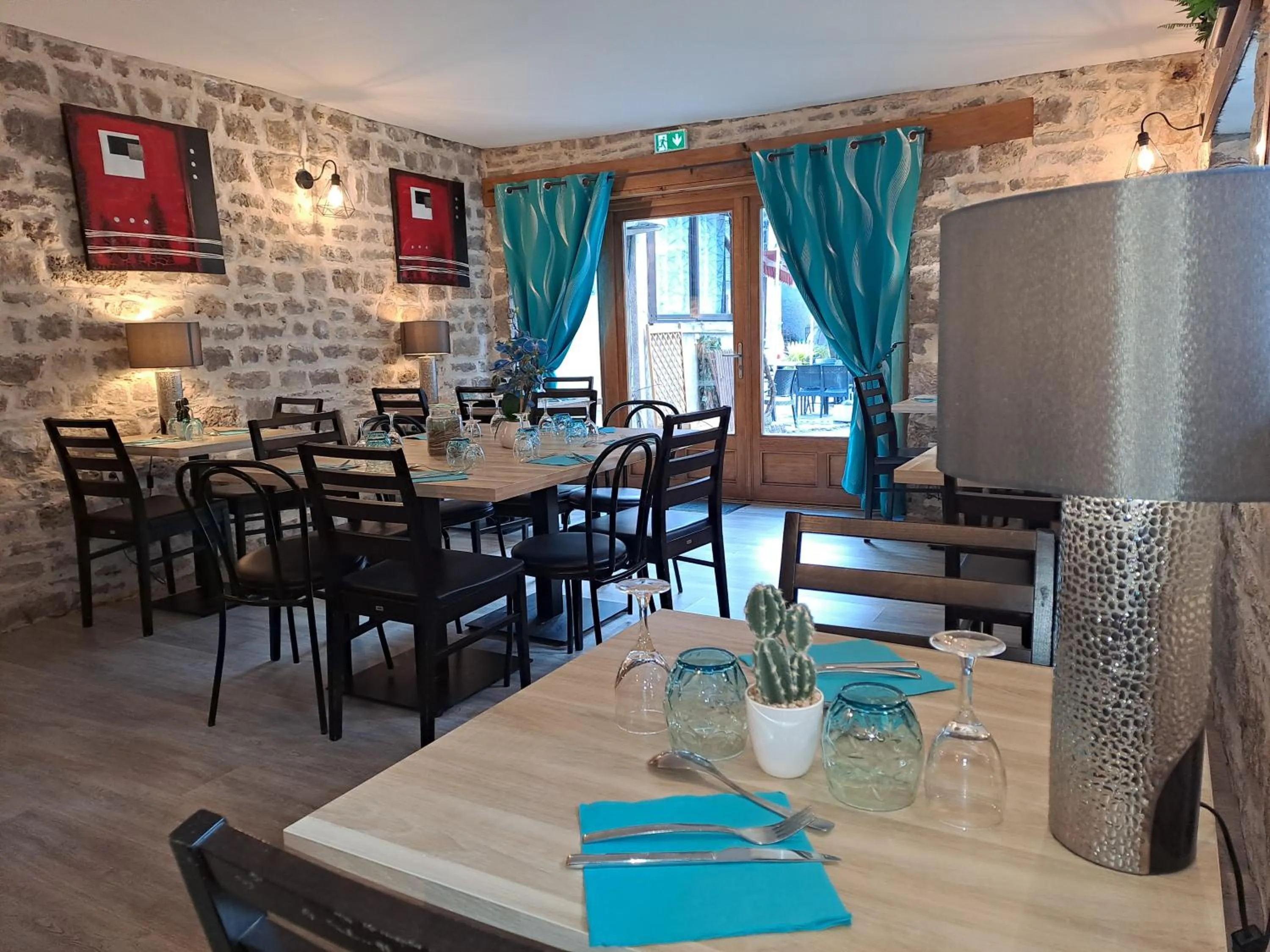 Restaurant/places to eat in Logis Hôtel restaurant Auberge de la Cascade