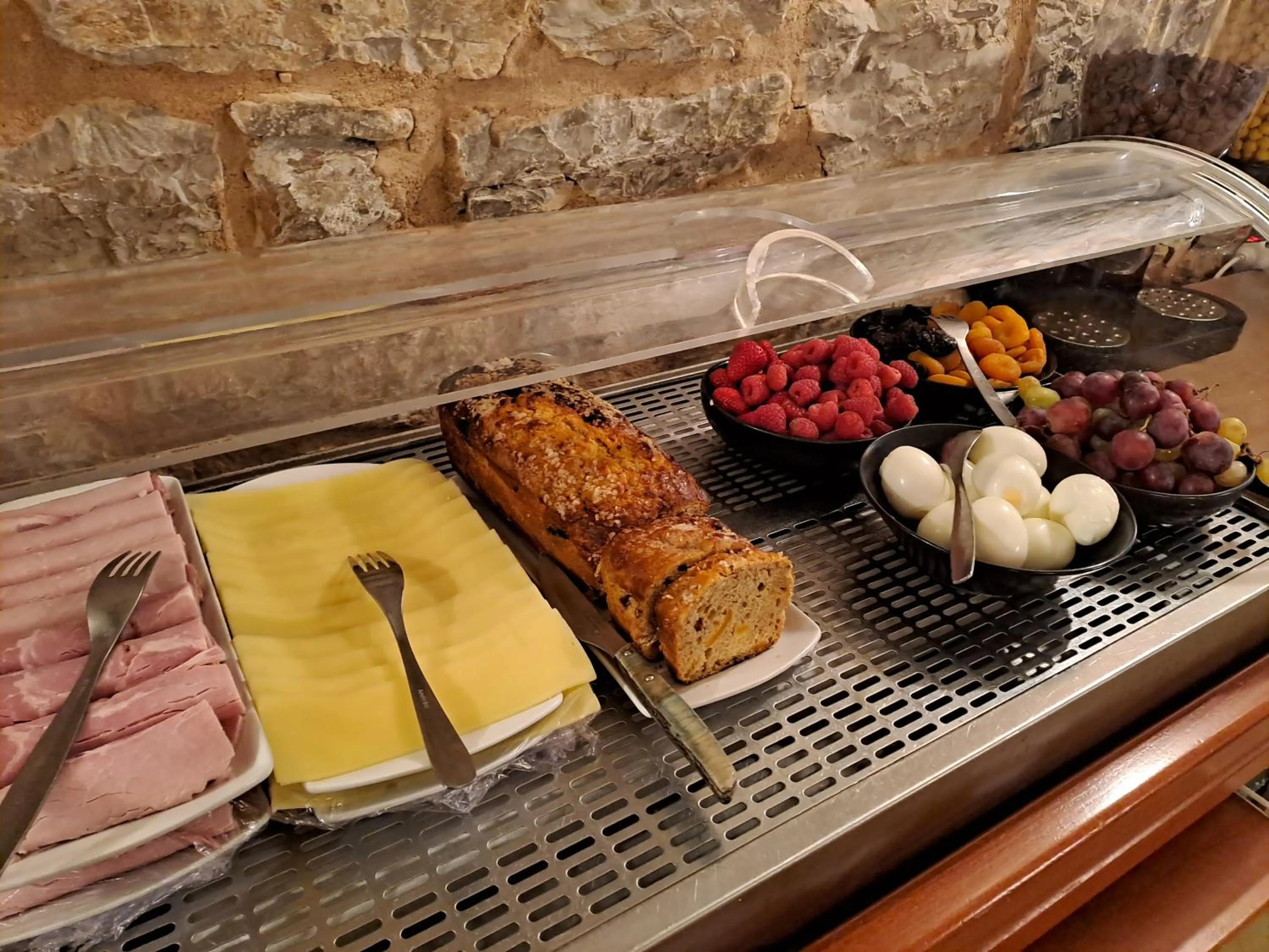 Breakfast in Logis Hôtel restaurant Auberge de la Cascade