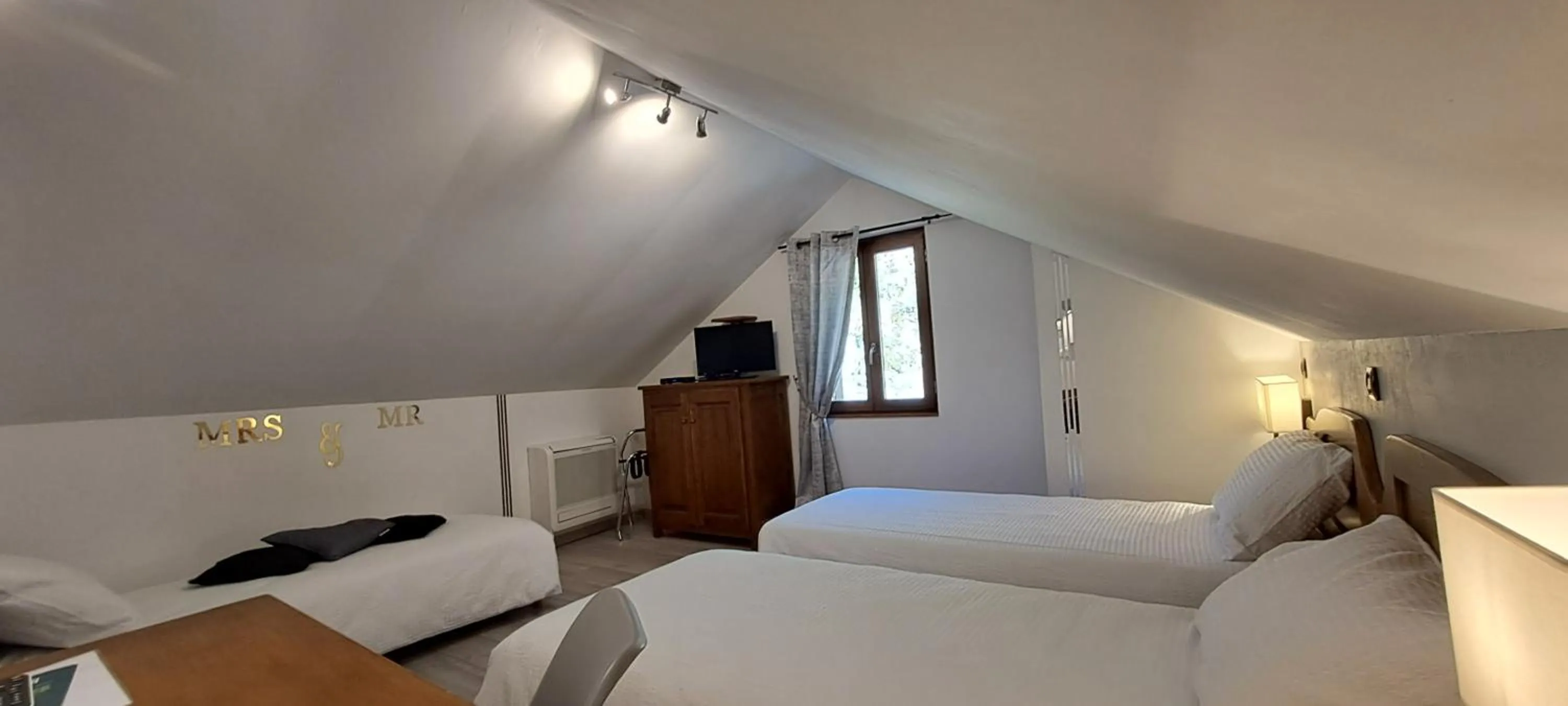 Bedroom, Bed in Logis Hôtel restaurant Auberge de la Cascade