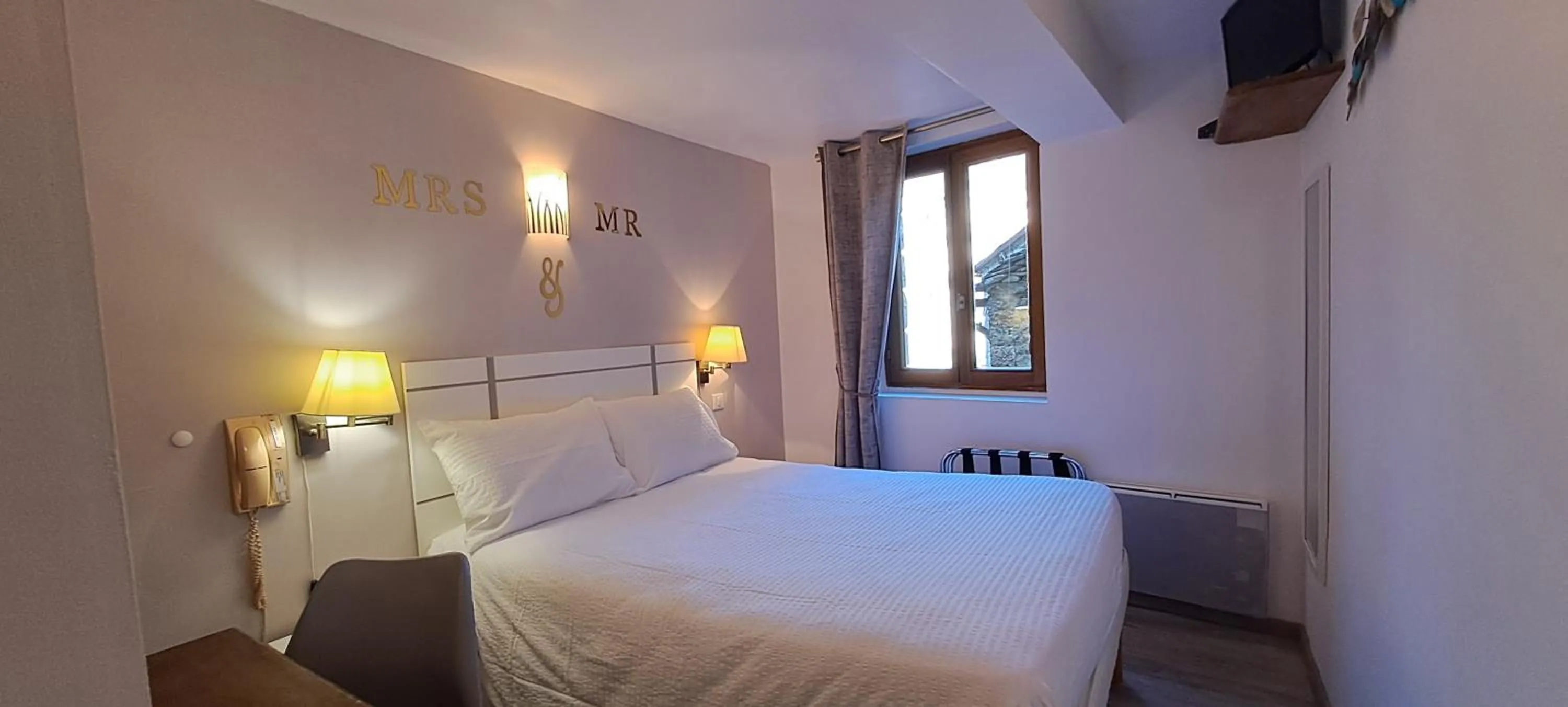 Bedroom, Bed in Logis Hôtel restaurant Auberge de la Cascade