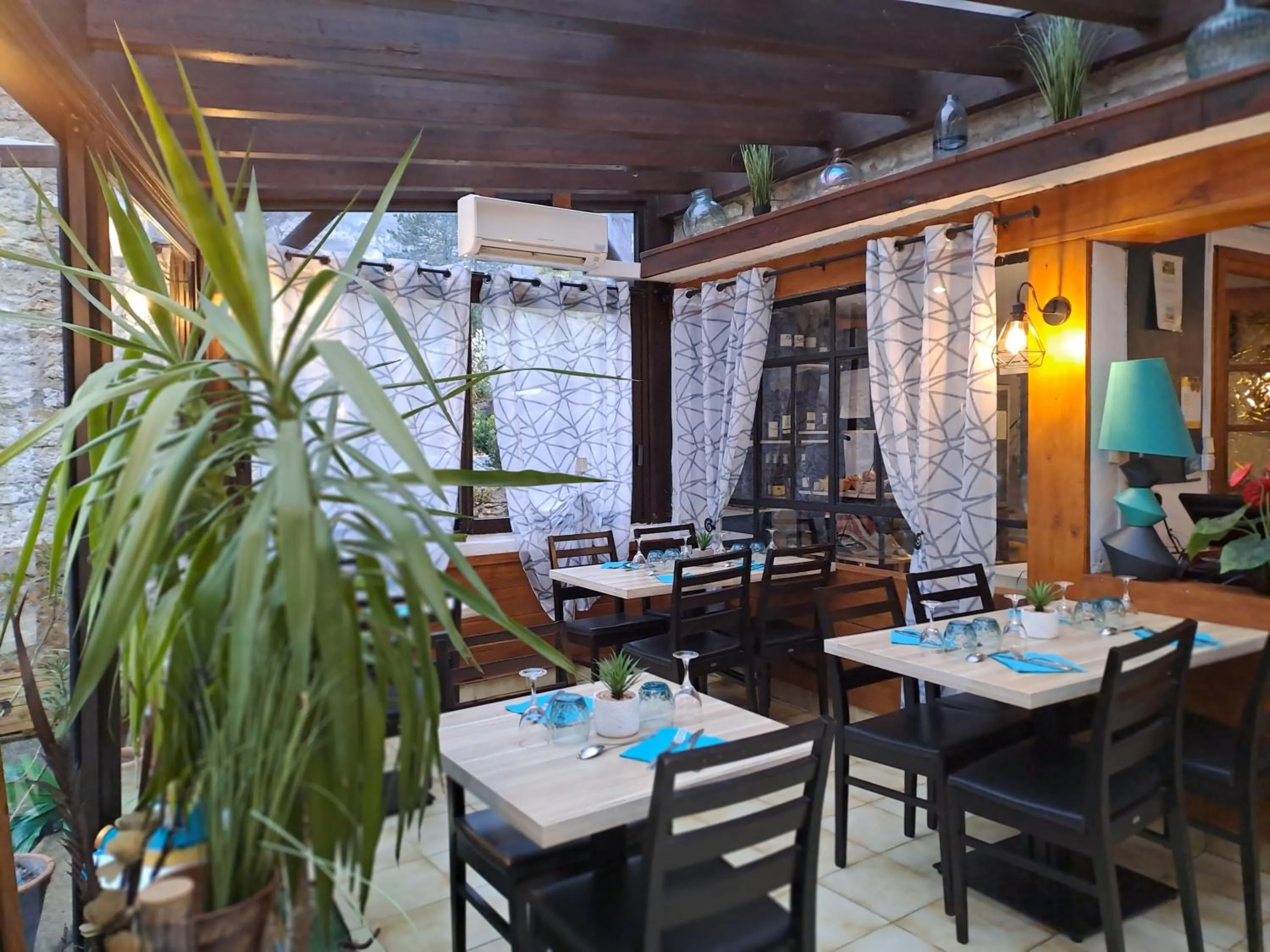 Restaurant/places to eat in Logis Hôtel restaurant Auberge de la Cascade