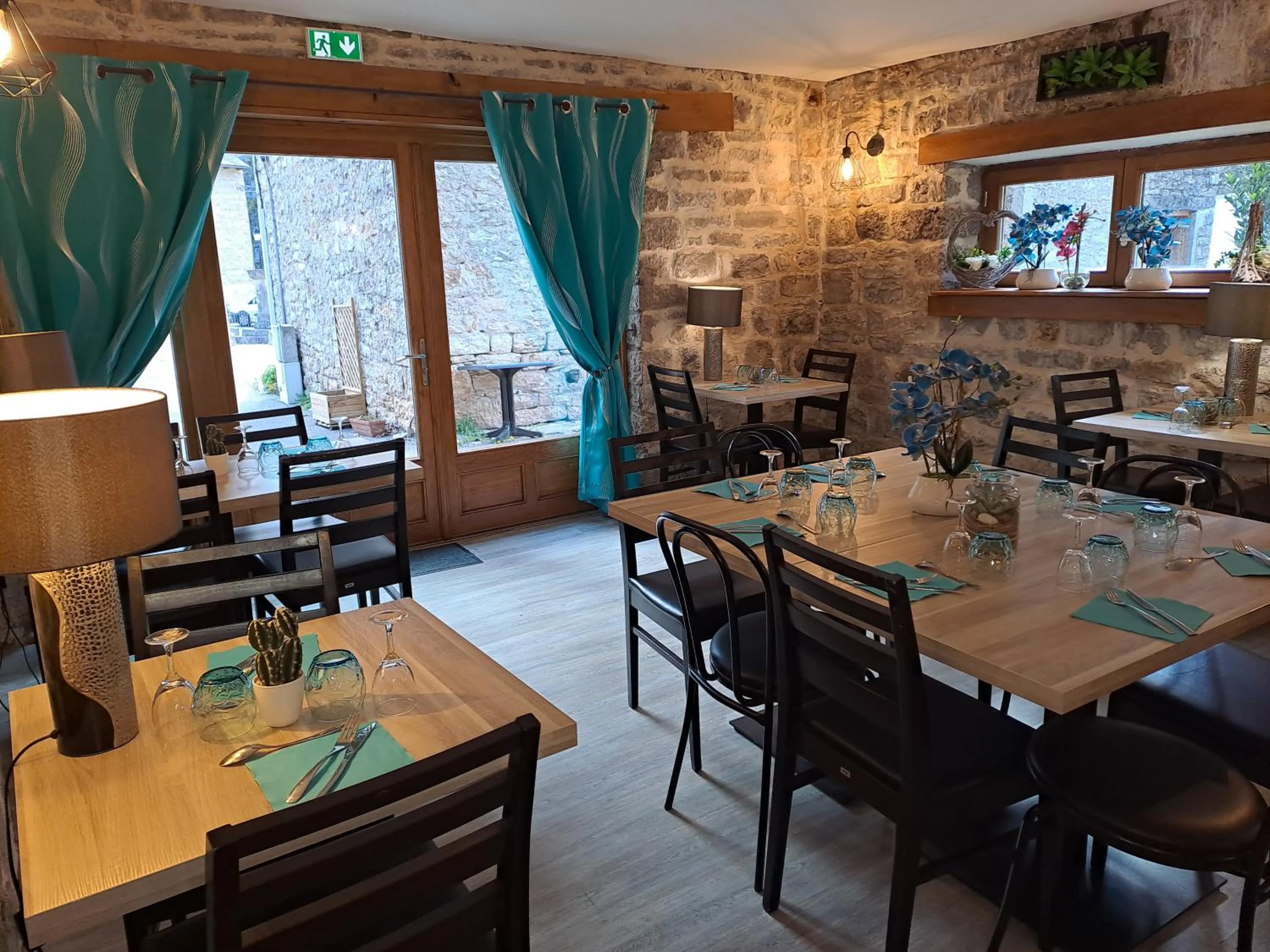 Restaurant/places to eat in Logis Hôtel restaurant Auberge de la Cascade