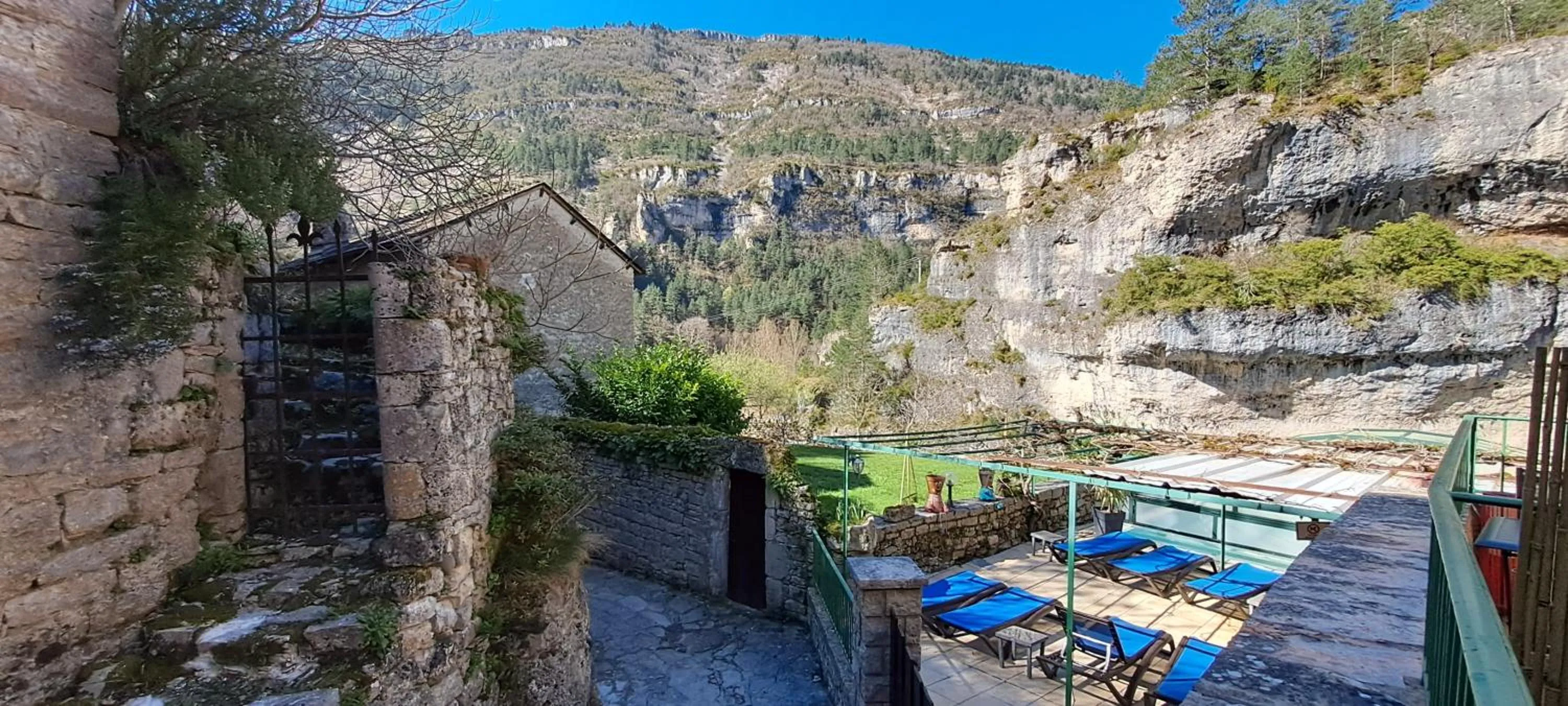 Pool view in Logis Hôtel restaurant Auberge de la Cascade