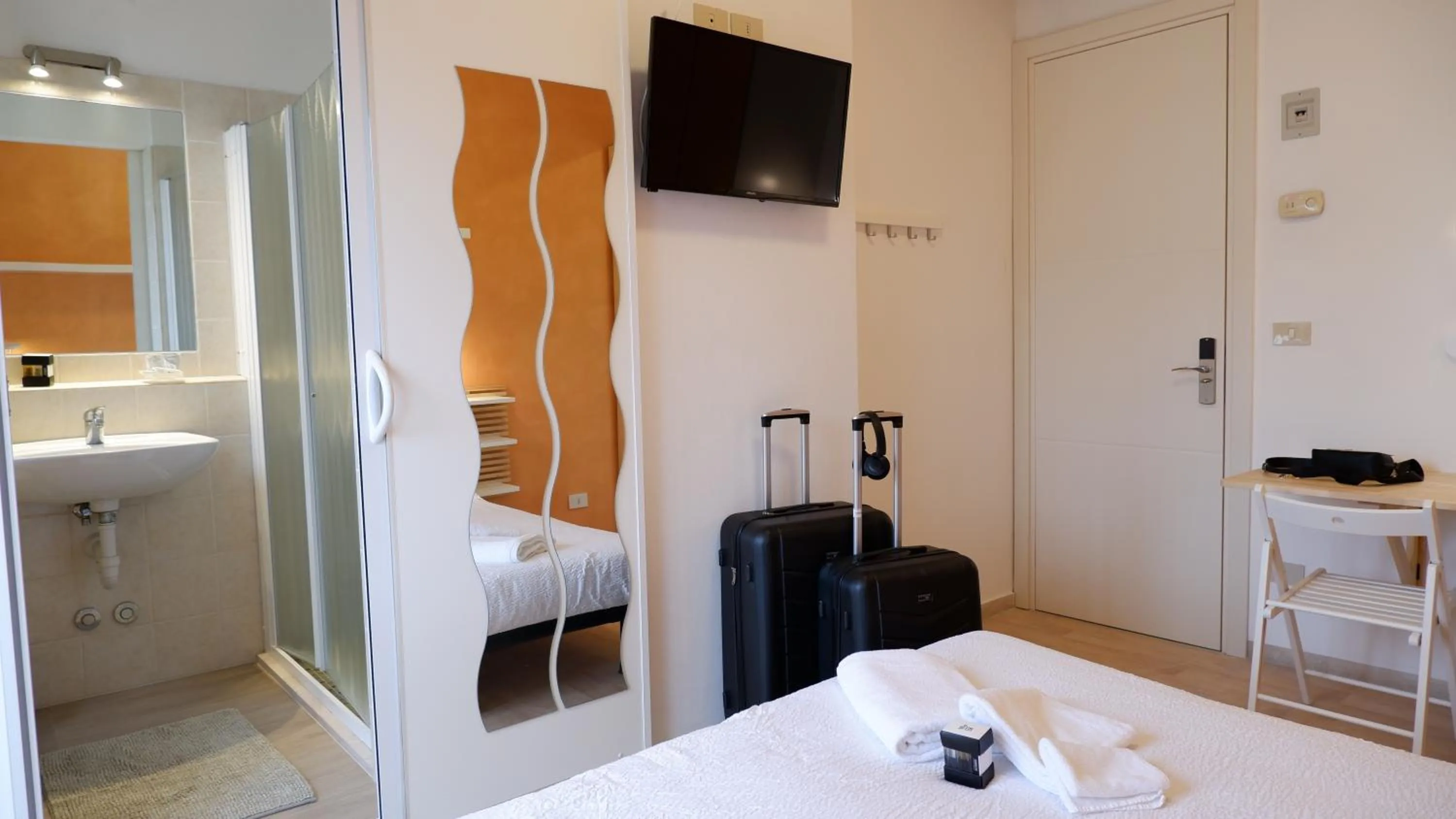 Photo of the whole room, Bed in Hotel Venezuela