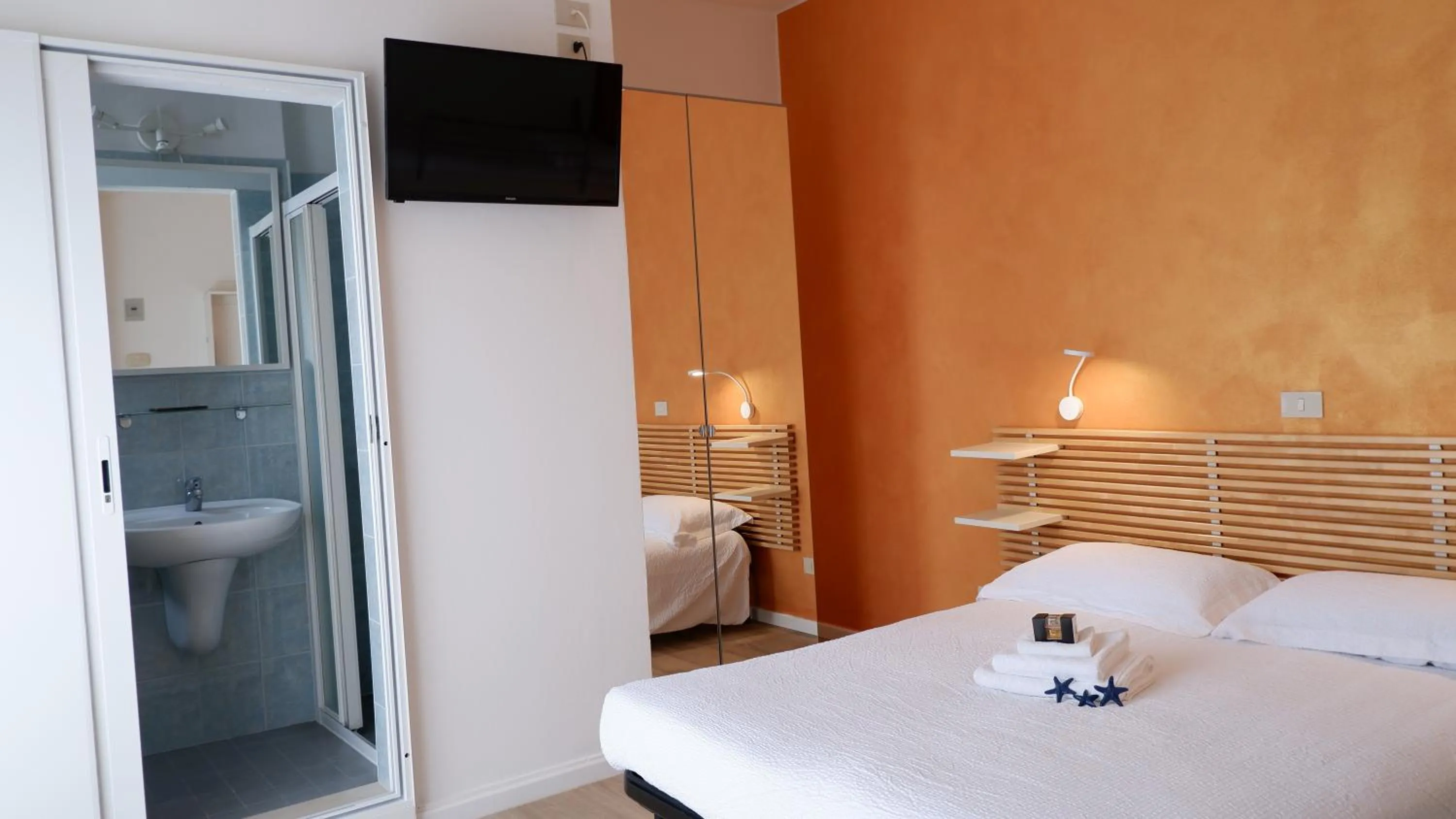 Photo of the whole room, Bed in Hotel Venezuela